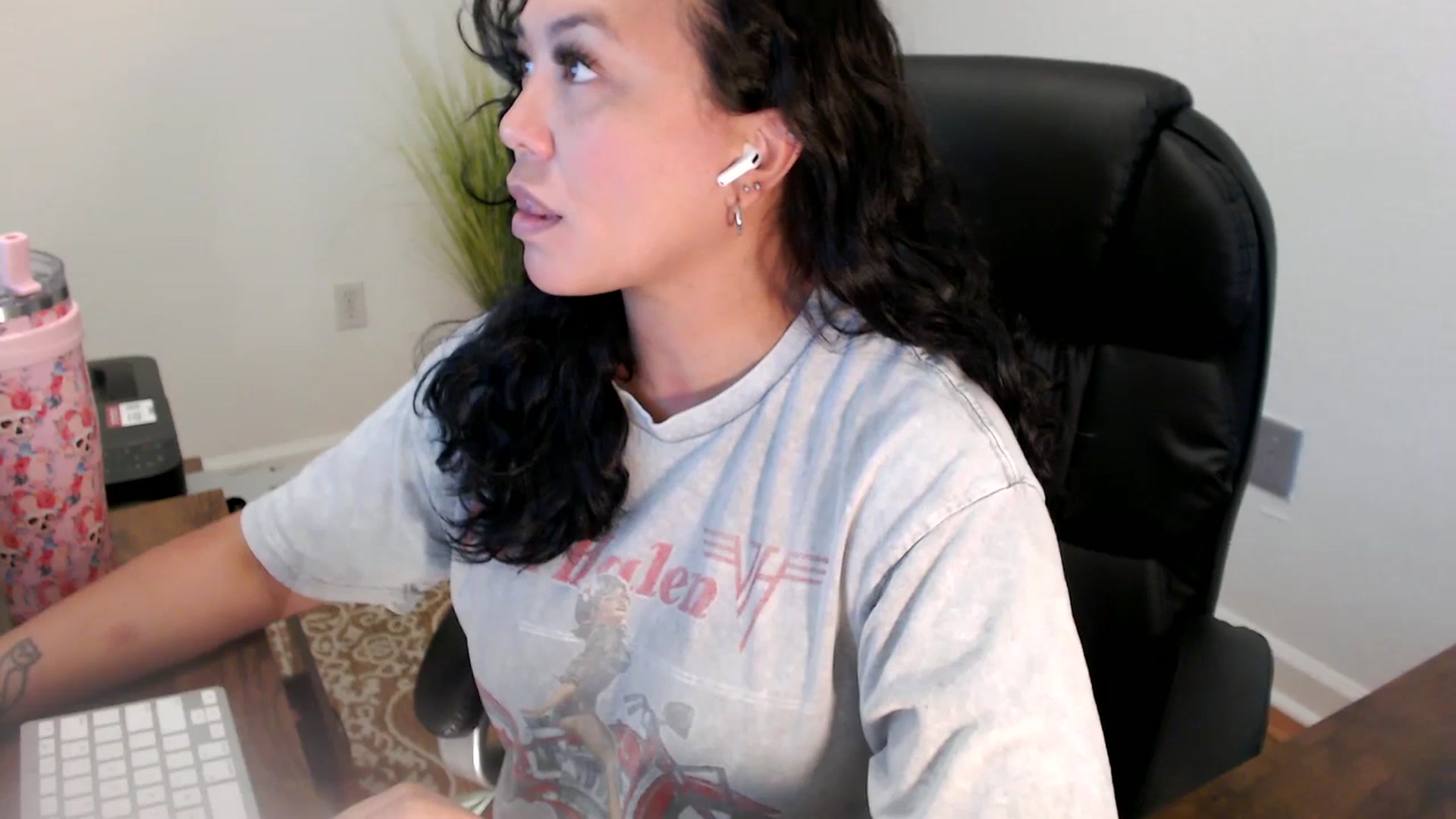 Gallery image thumbnail from MickaylaStar's myfreecams stream on, 06/19/2025, 17:45 image 18 of 20