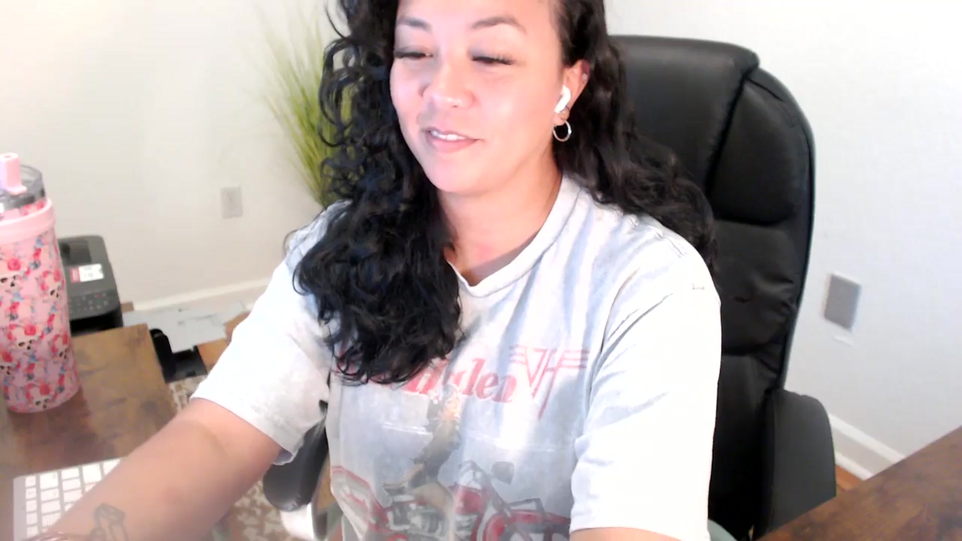 Gallery image thumbnail from MickaylaStar's myfreecams stream on, 06/19/2025, 17:45 image 15 of 20