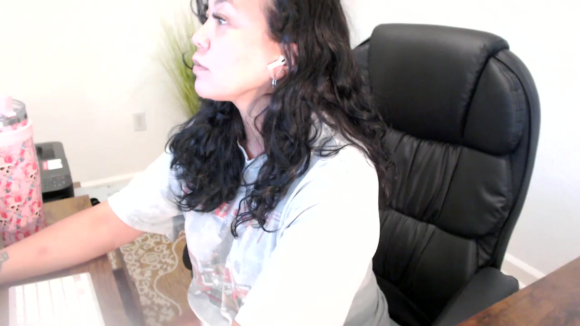 Gallery image thumbnail from MickaylaStar's myfreecams stream on, 06/19/2025, 17:45 image 6 of 20