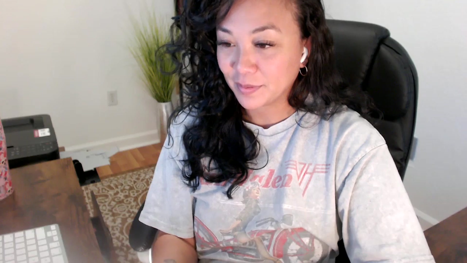 Gallery image thumbnail from MickaylaStar's myfreecams stream on, 06/19/2025, 18:42 image 19 of 20