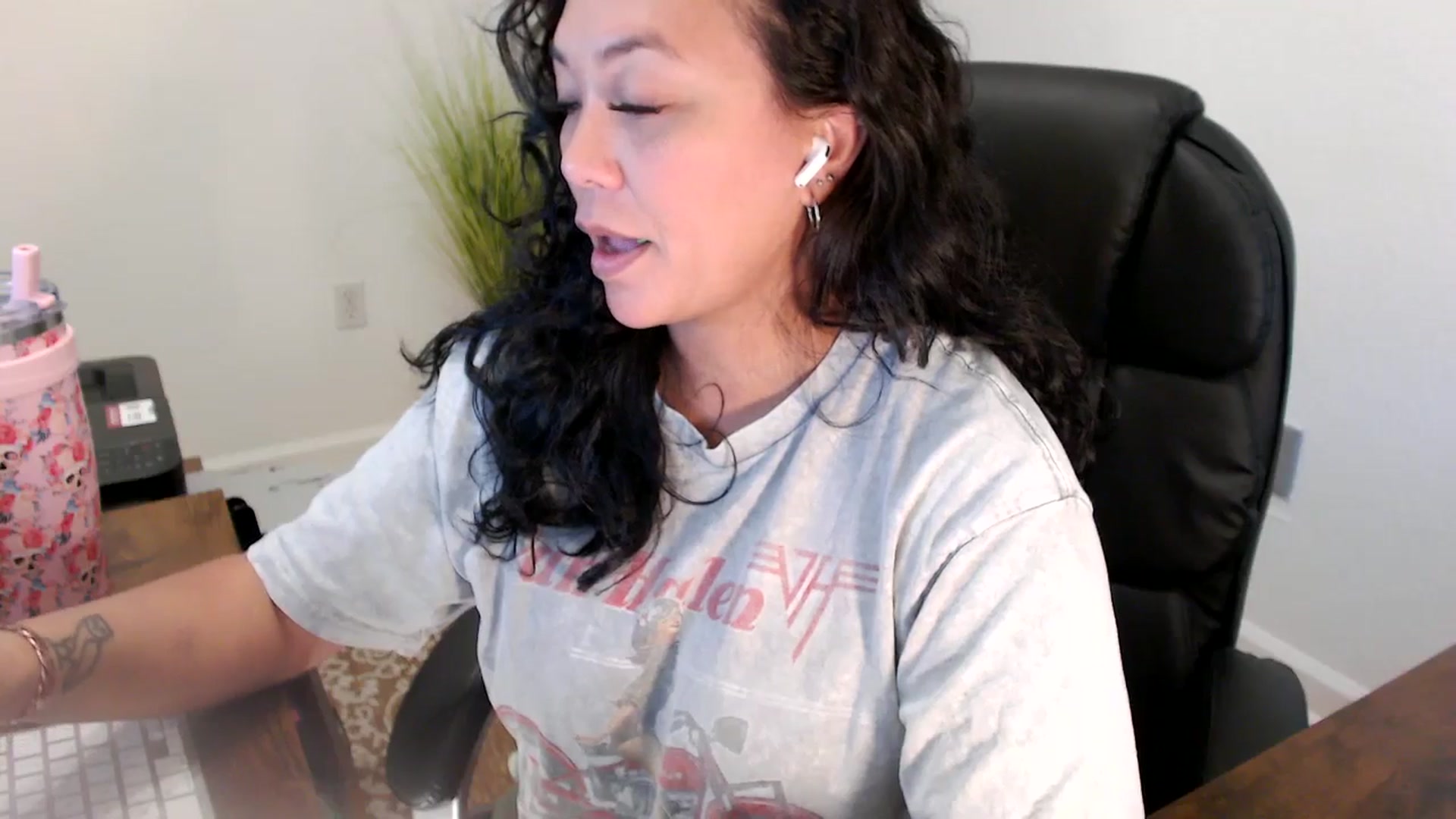 Gallery image thumbnail from MickaylaStar's myfreecams stream on, 06/19/2025, 18:42 image 12 of 20