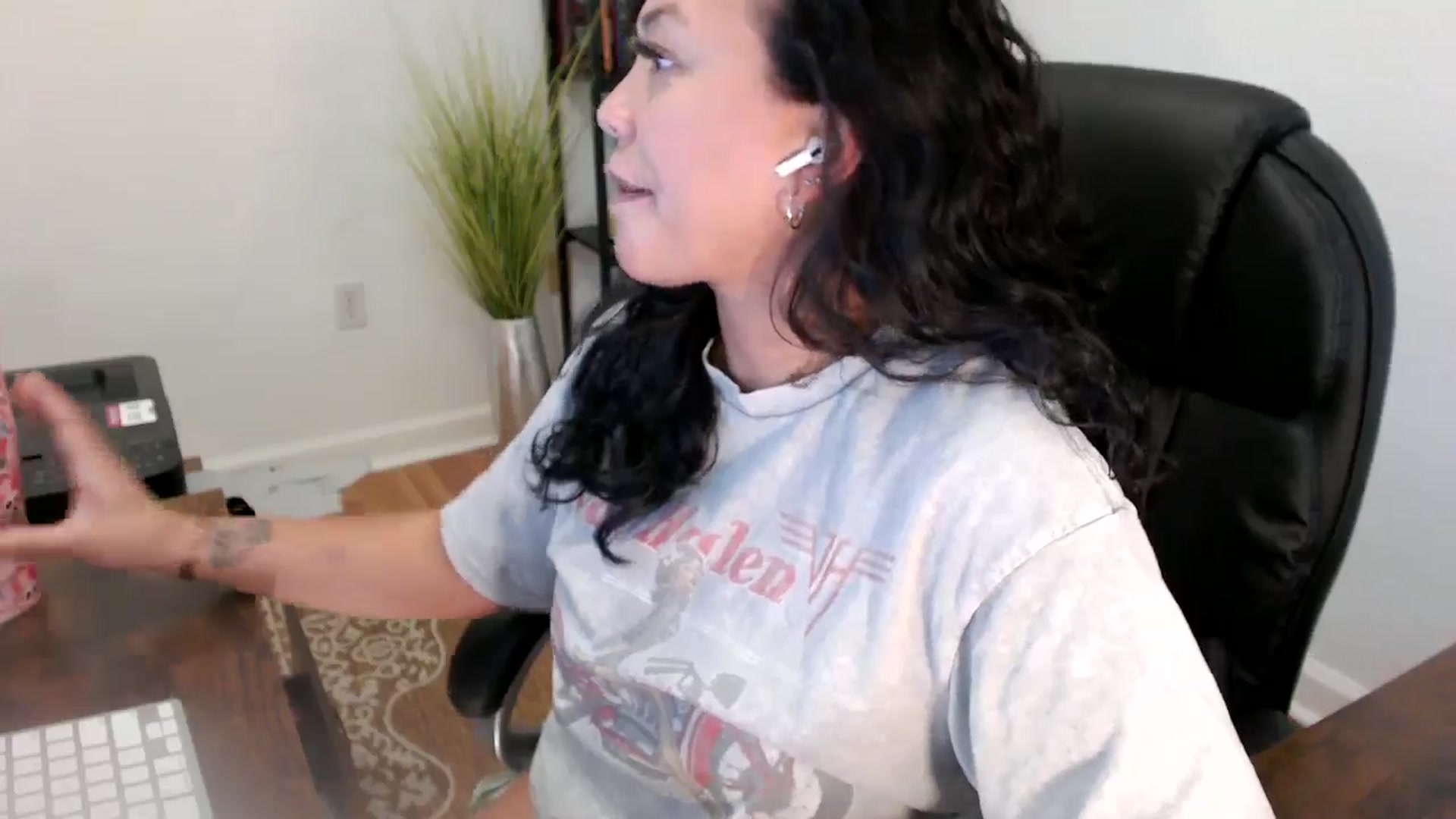 Gallery image thumbnail from MickaylaStar's myfreecams stream on, 06/19/2025, 18:42 image 18 of 20