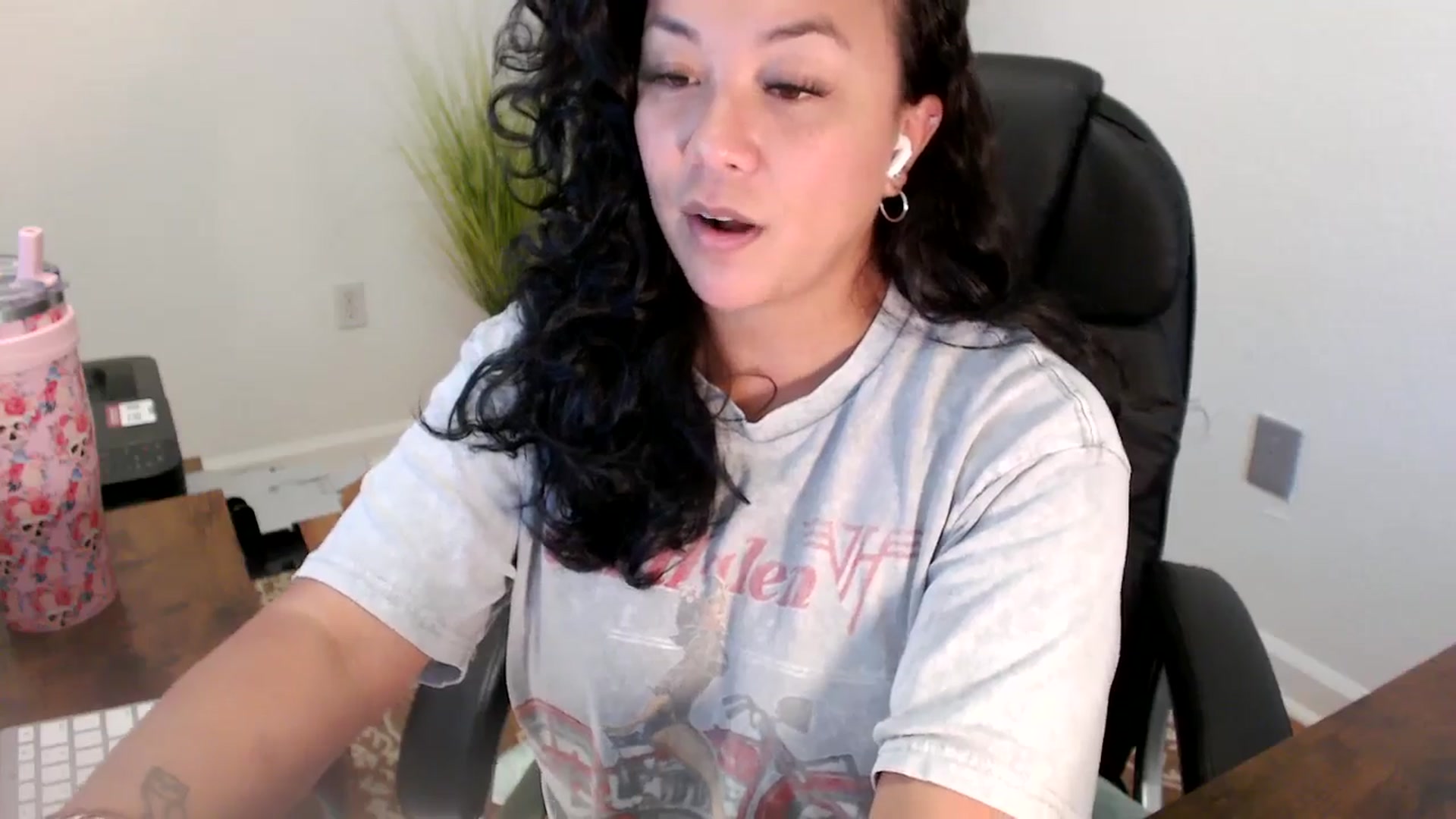 Gallery image thumbnail from MickaylaStar's myfreecams stream on, 06/19/2025, 18:42 image 6 of 20