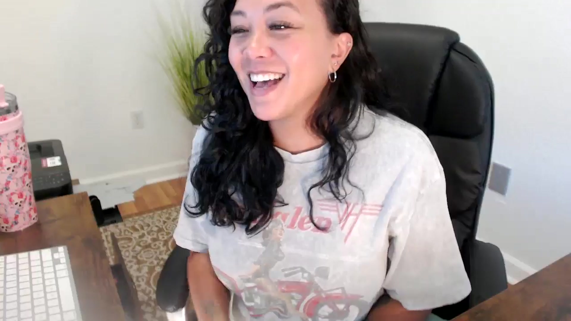 Gallery image thumbnail from MickaylaStar's myfreecams stream on, 06/19/2025, 19:35 image 8 of 20