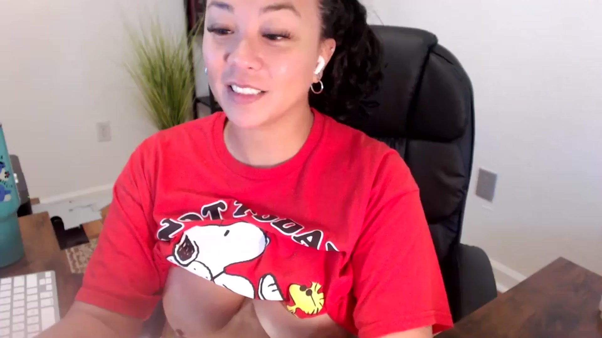 Gallery image thumbnail from MickaylaStar's myfreecams stream on, 06/20/2025, 16:04 image 6 of 20