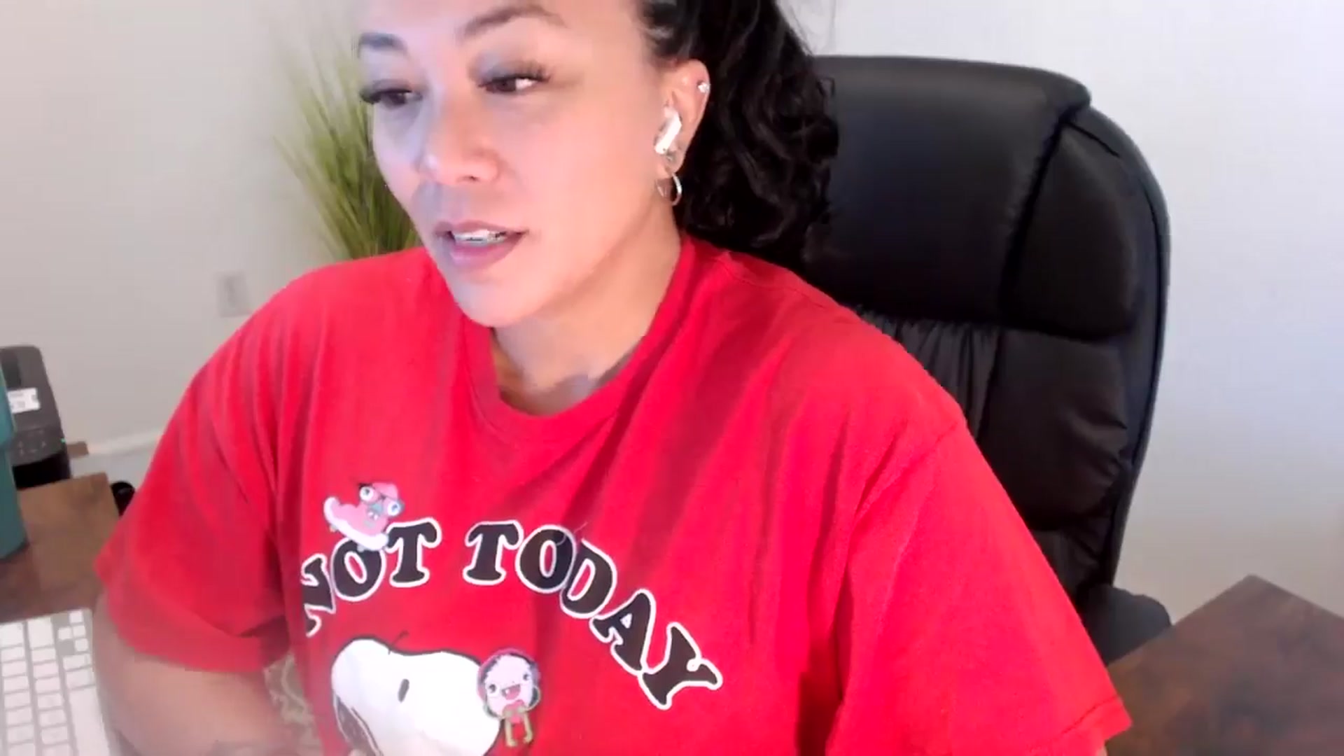 Gallery image thumbnail from MickaylaStar's myfreecams stream on, 06/20/2025, 17:18 image 20 of 20