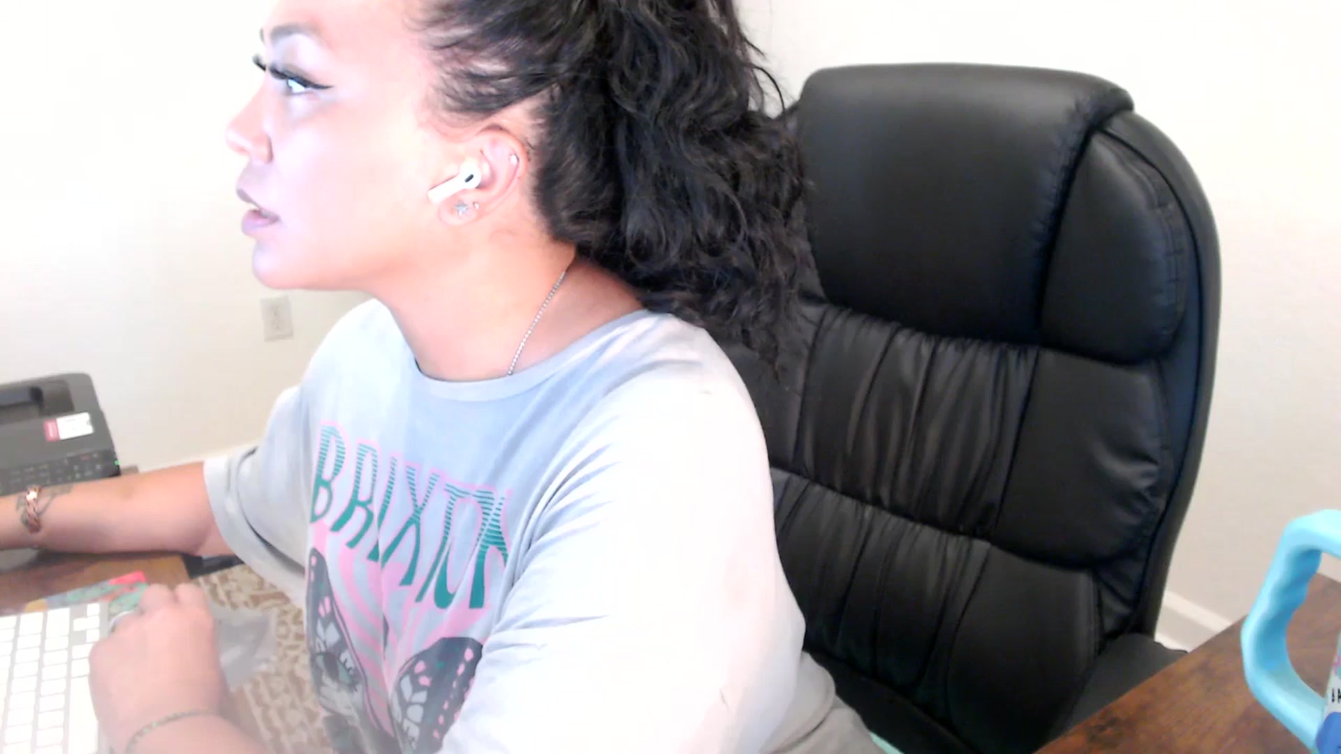 Gallery image thumbnail from MickaylaStar's myfreecams stream on, 06/23/2025, 16:30 image 15 of 20