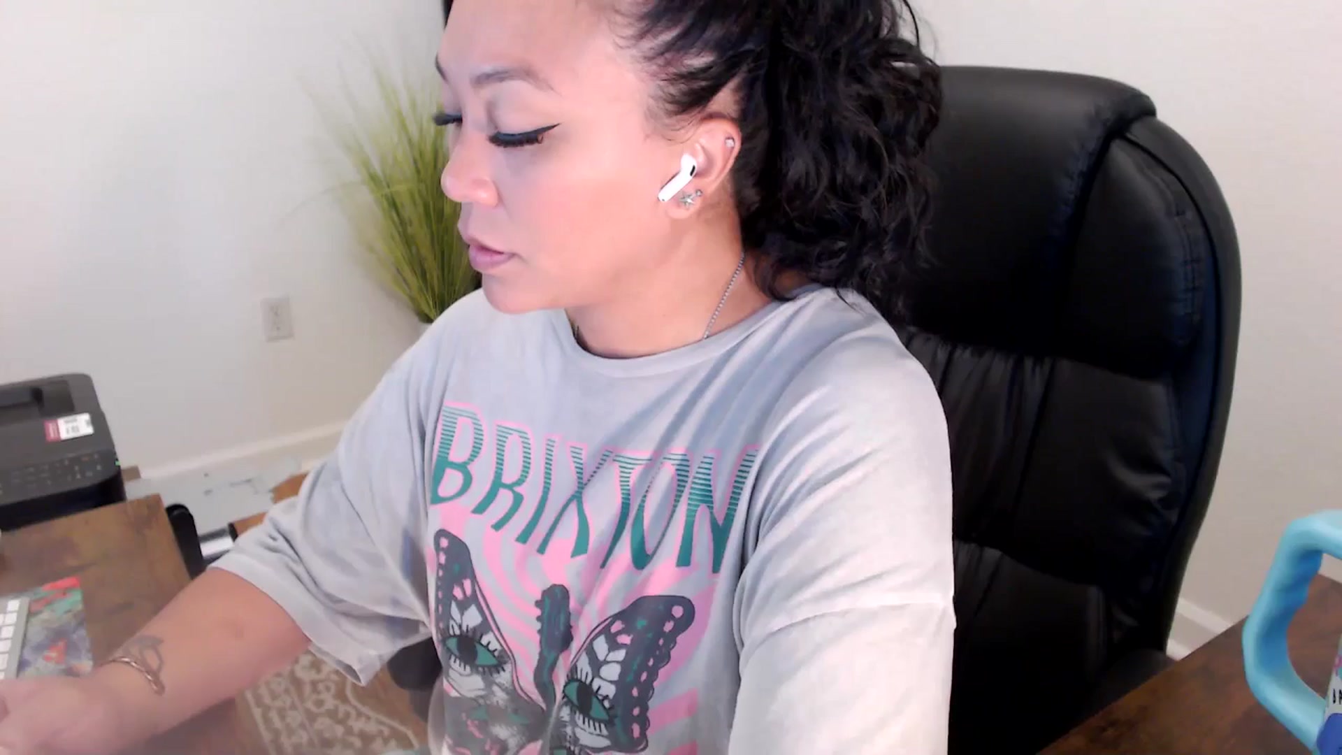 Gallery image thumbnail from MickaylaStar's myfreecams stream on, 06/23/2025, 16:30 image 1 of 20