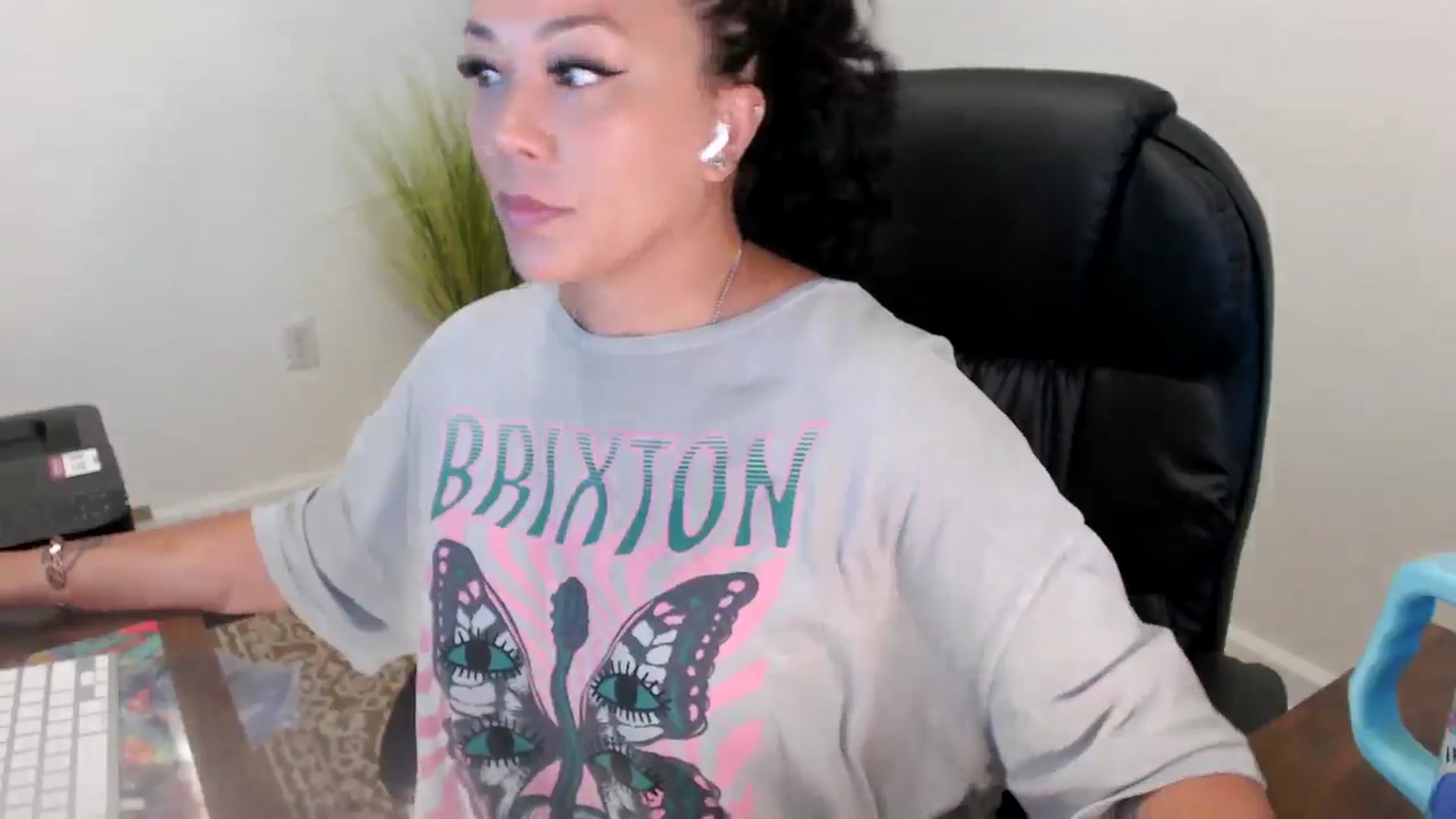 Gallery image thumbnail from MickaylaStar's myfreecams stream on, 06/23/2025, 16:30 image 17 of 20