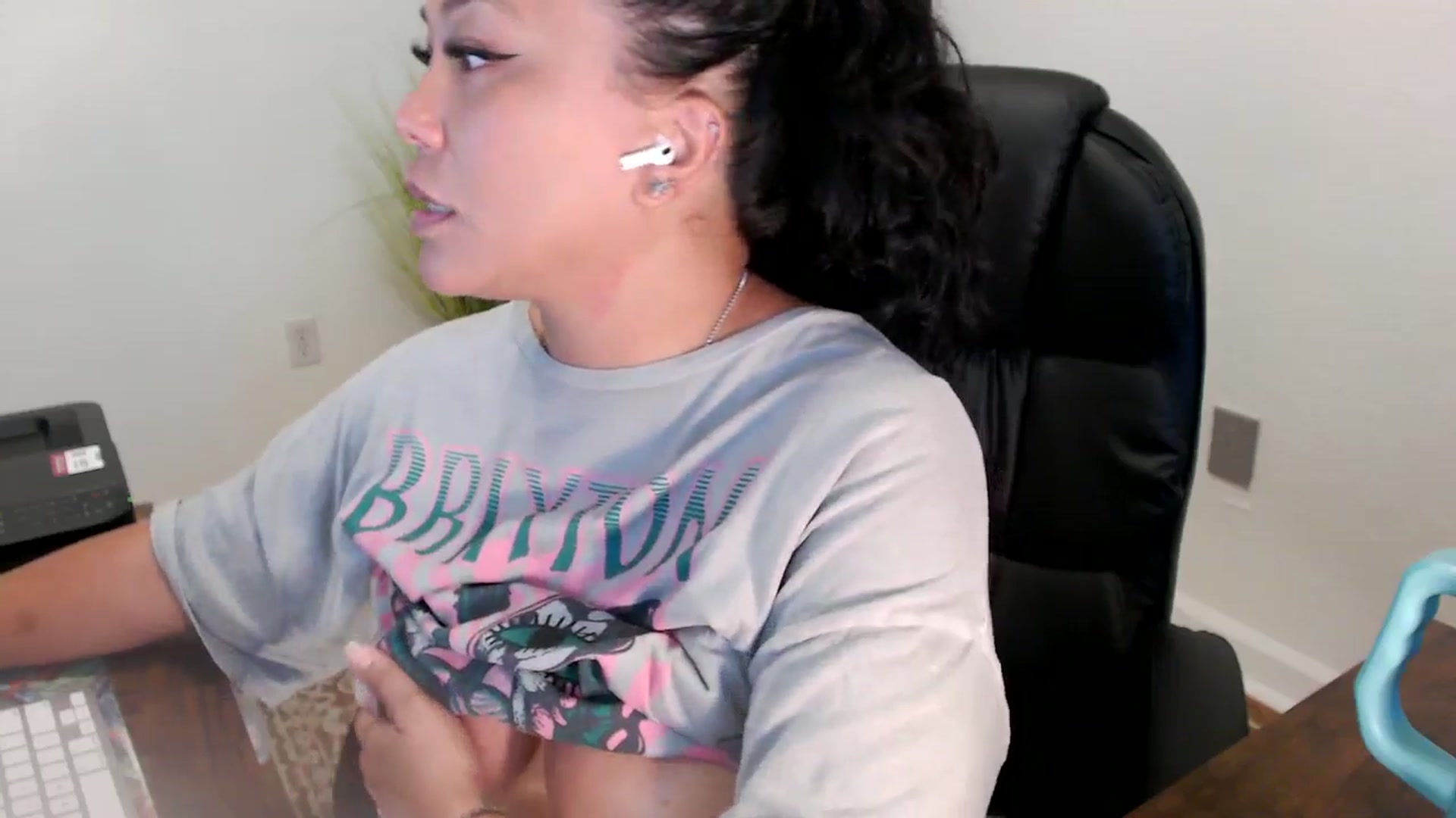 Gallery image thumbnail from MickaylaStar's myfreecams stream on, 06/23/2025, 17:43 image 6 of 20