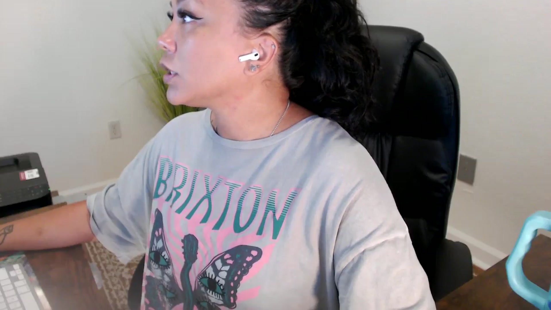 Gallery image thumbnail from MickaylaStar's myfreecams stream on, 06/23/2025, 17:43 image 8 of 20