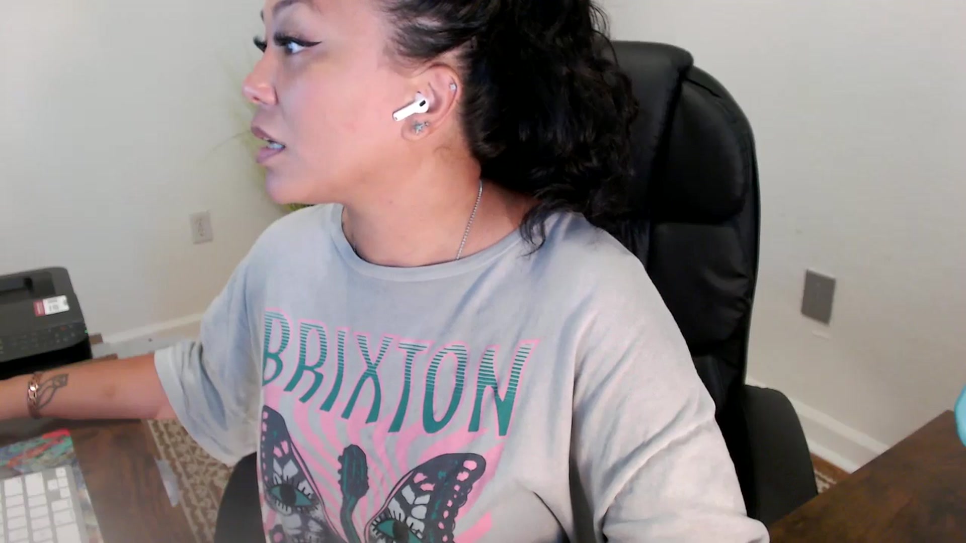 Gallery image thumbnail from MickaylaStar's myfreecams stream on, 06/23/2025, 18:05 image 7 of 20