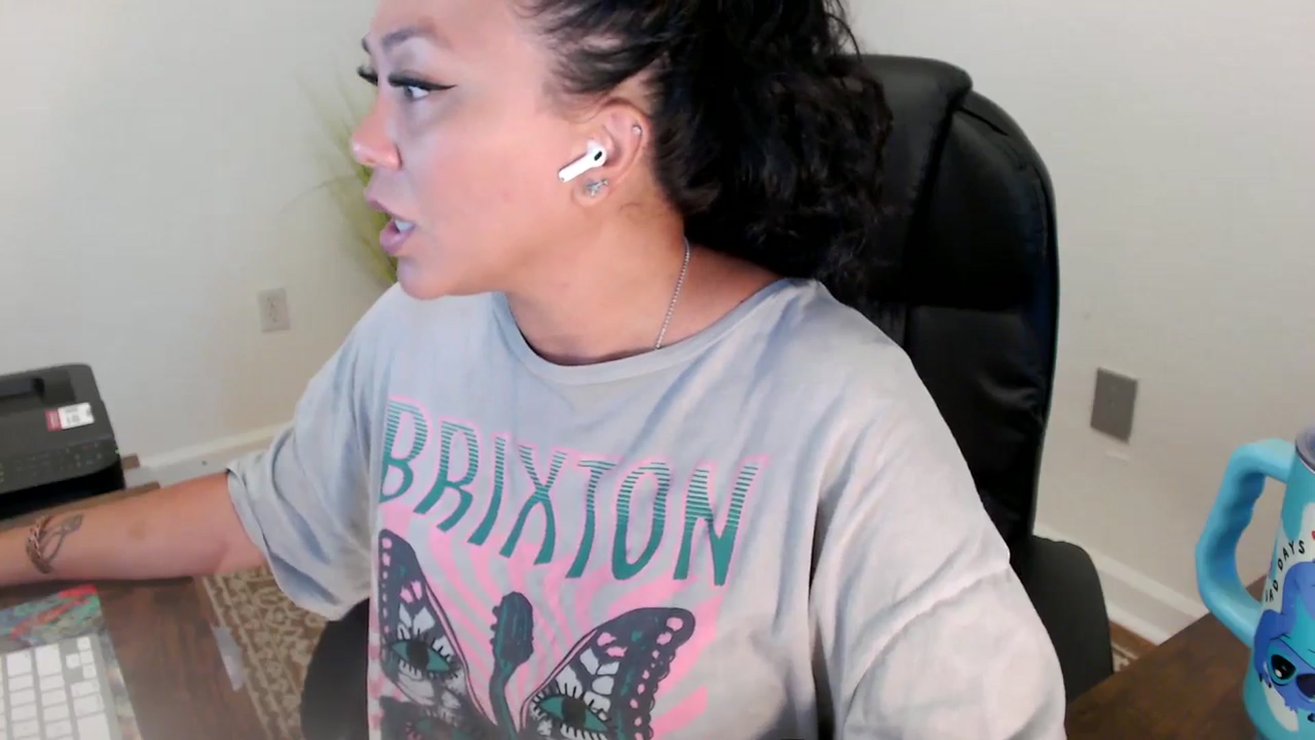 Gallery image thumbnail from MickaylaStar's myfreecams stream on, 06/23/2025, 18:05 image 3 of 20