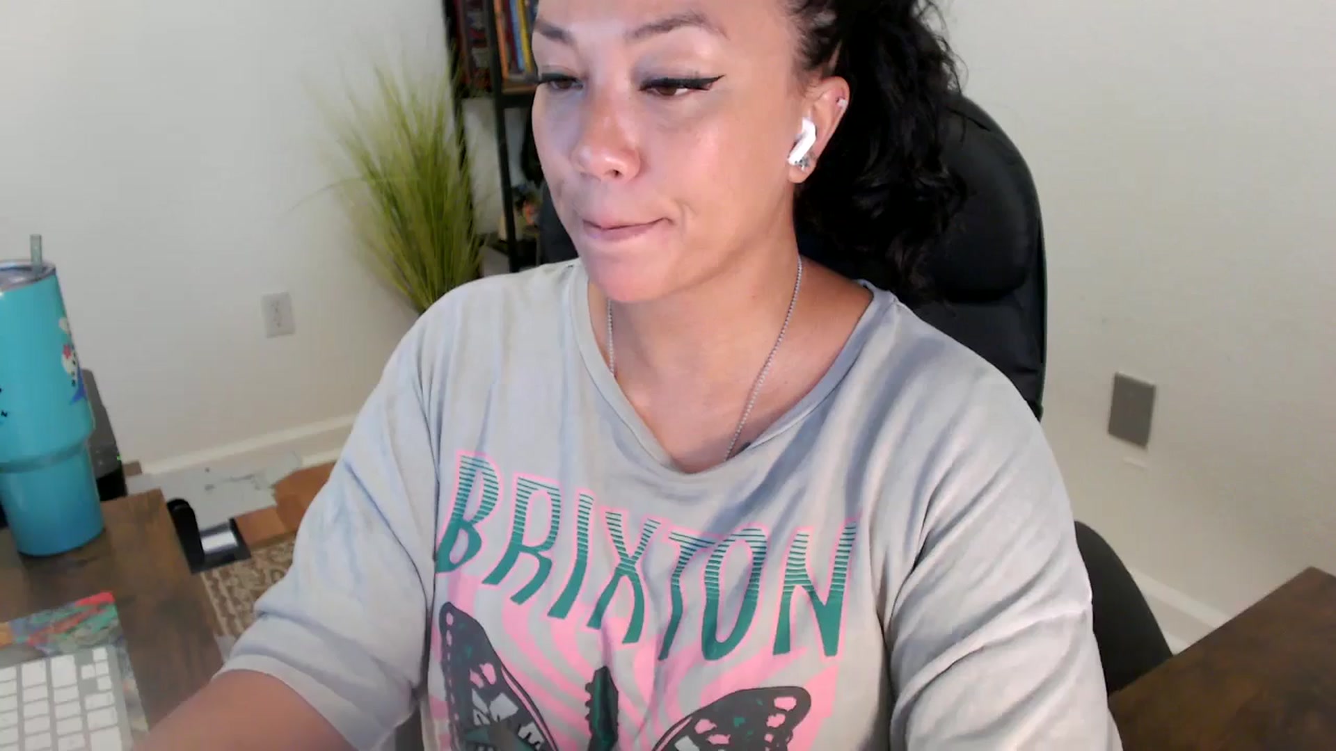 Gallery image thumbnail from MickaylaStar's myfreecams stream on, 06/23/2025, 19:41 image 16 of 20