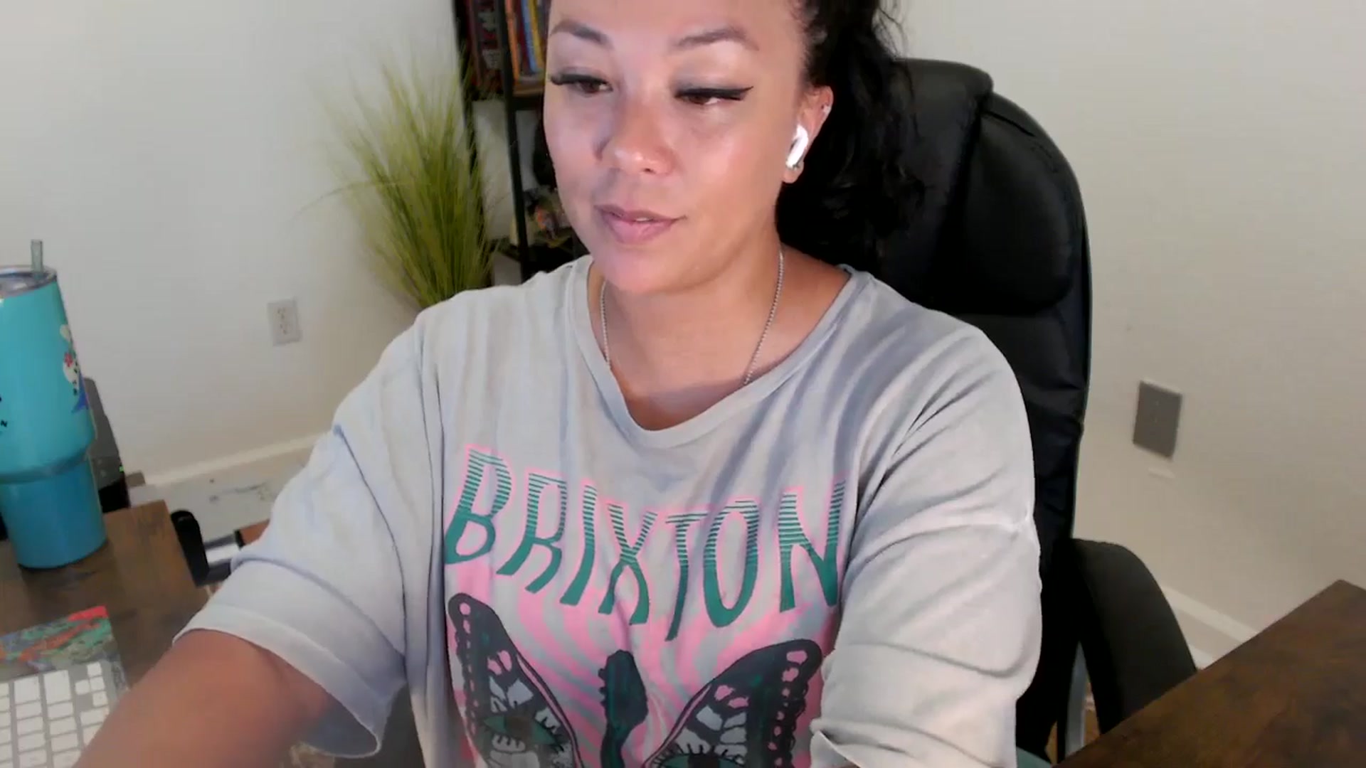 Gallery image thumbnail from MickaylaStar's myfreecams stream on, 06/23/2025, 19:41 image 18 of 20