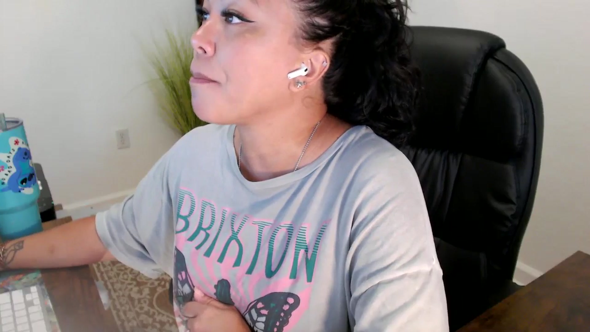 Gallery image thumbnail from MickaylaStar's myfreecams stream on, 06/23/2025, 19:41 image 2 of 20