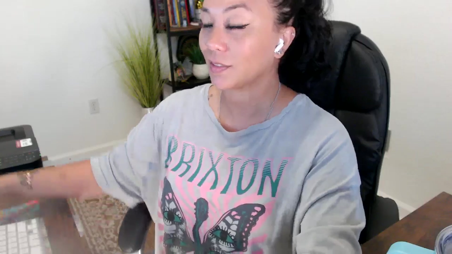 Gallery image thumbnail from MickaylaStar's myfreecams stream on, 06/23/2025, 19:41 image 12 of 20
