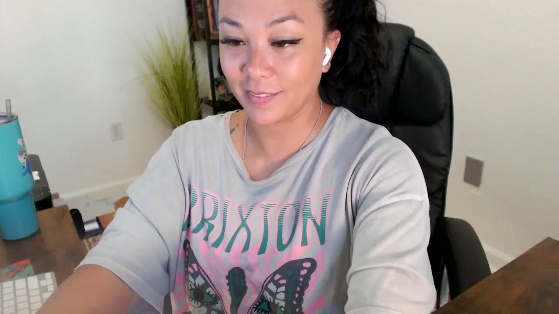 Gallery image thumbnail from MickaylaStar's myfreecams stream on, 06/23/2025, 21:14 image 4 of 20