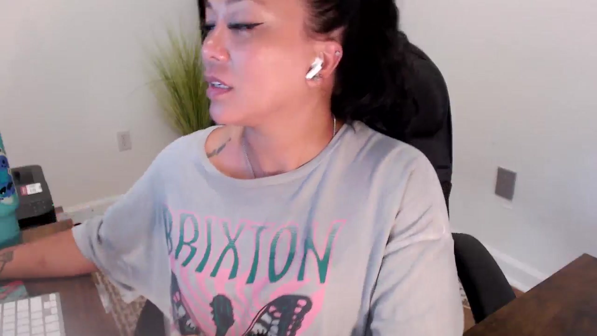 Gallery image thumbnail from MickaylaStar's myfreecams stream on, 06/23/2025, 21:53 image 16 of 20