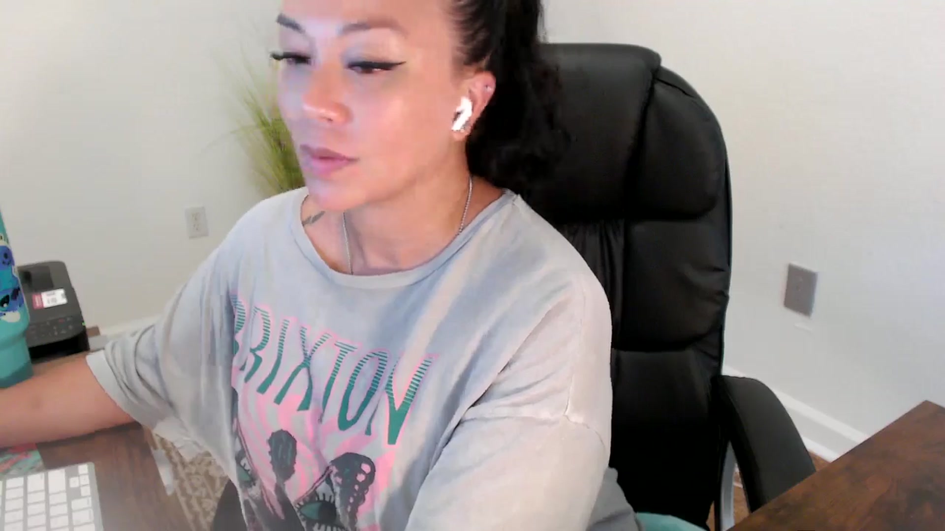 Gallery image thumbnail from MickaylaStar's myfreecams stream on, 06/23/2025, 21:53 image 17 of 20