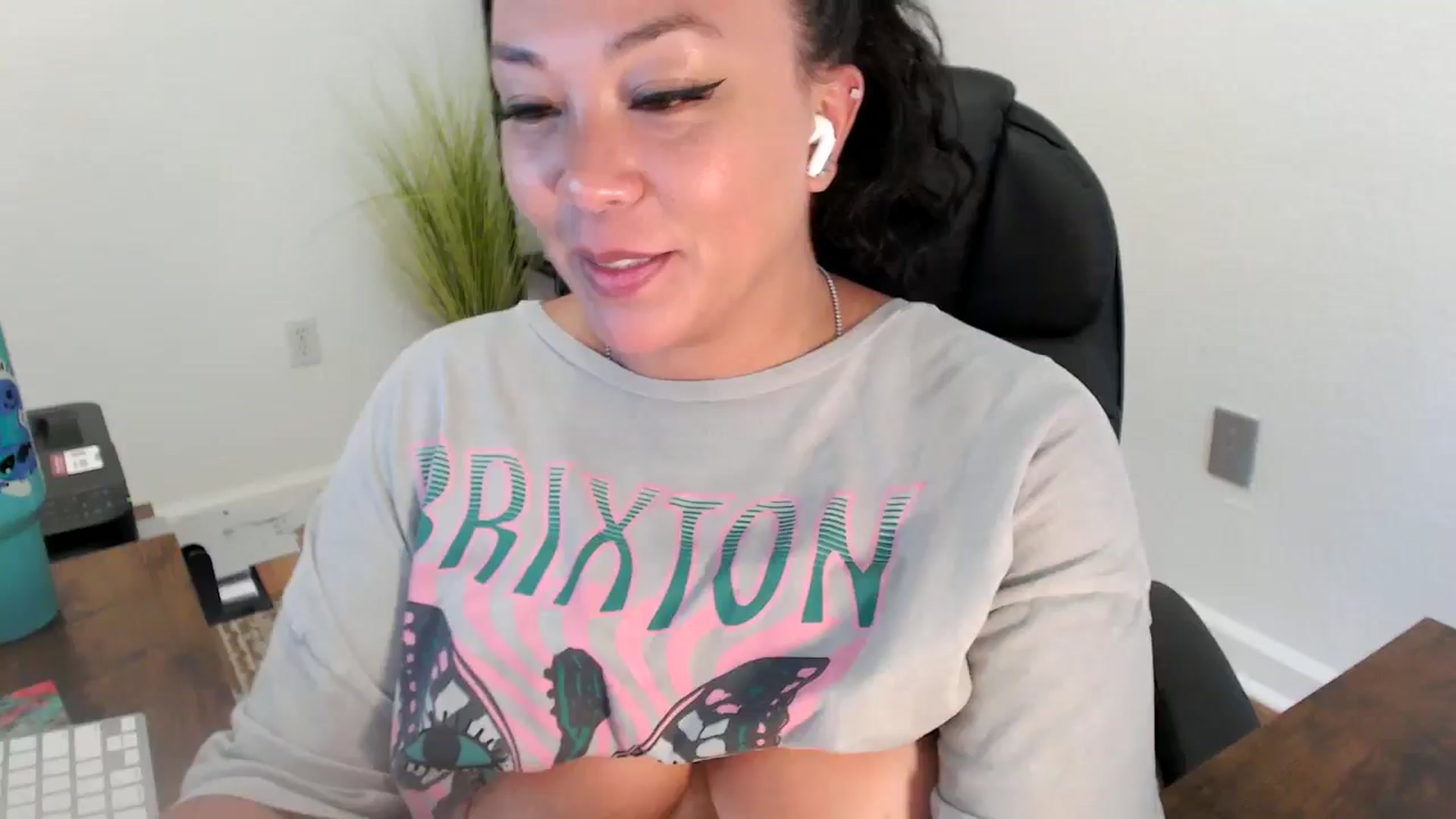 Gallery image thumbnail from MickaylaStar's myfreecams stream on, 06/23/2025, 21:53 image 15 of 20