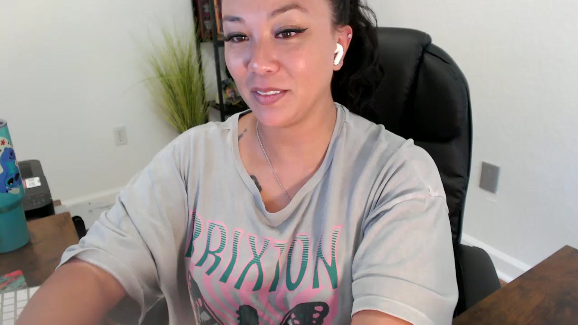Gallery image thumbnail from MickaylaStar's myfreecams stream on, 06/23/2025, 22:15 image 16 of 20