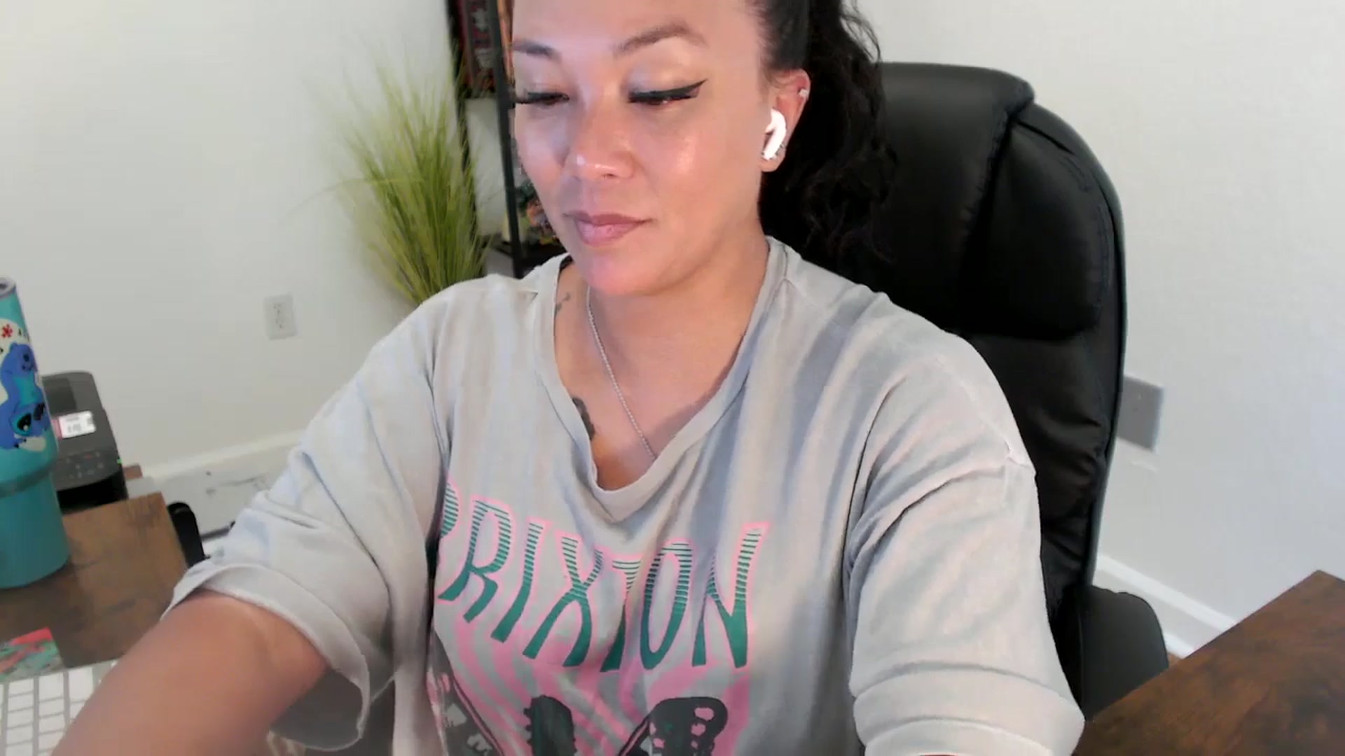 Gallery image thumbnail from MickaylaStar's myfreecams stream on, 06/23/2025, 22:15 image 18 of 20