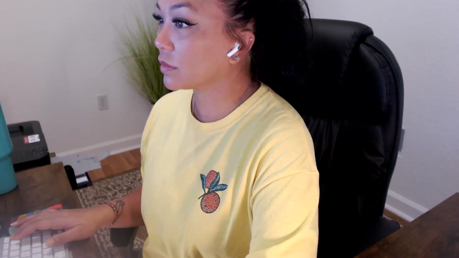Gallery image thumbnail from MickaylaStar's myfreecams stream on, 06/24/2025, 15:26 image 5 of 20