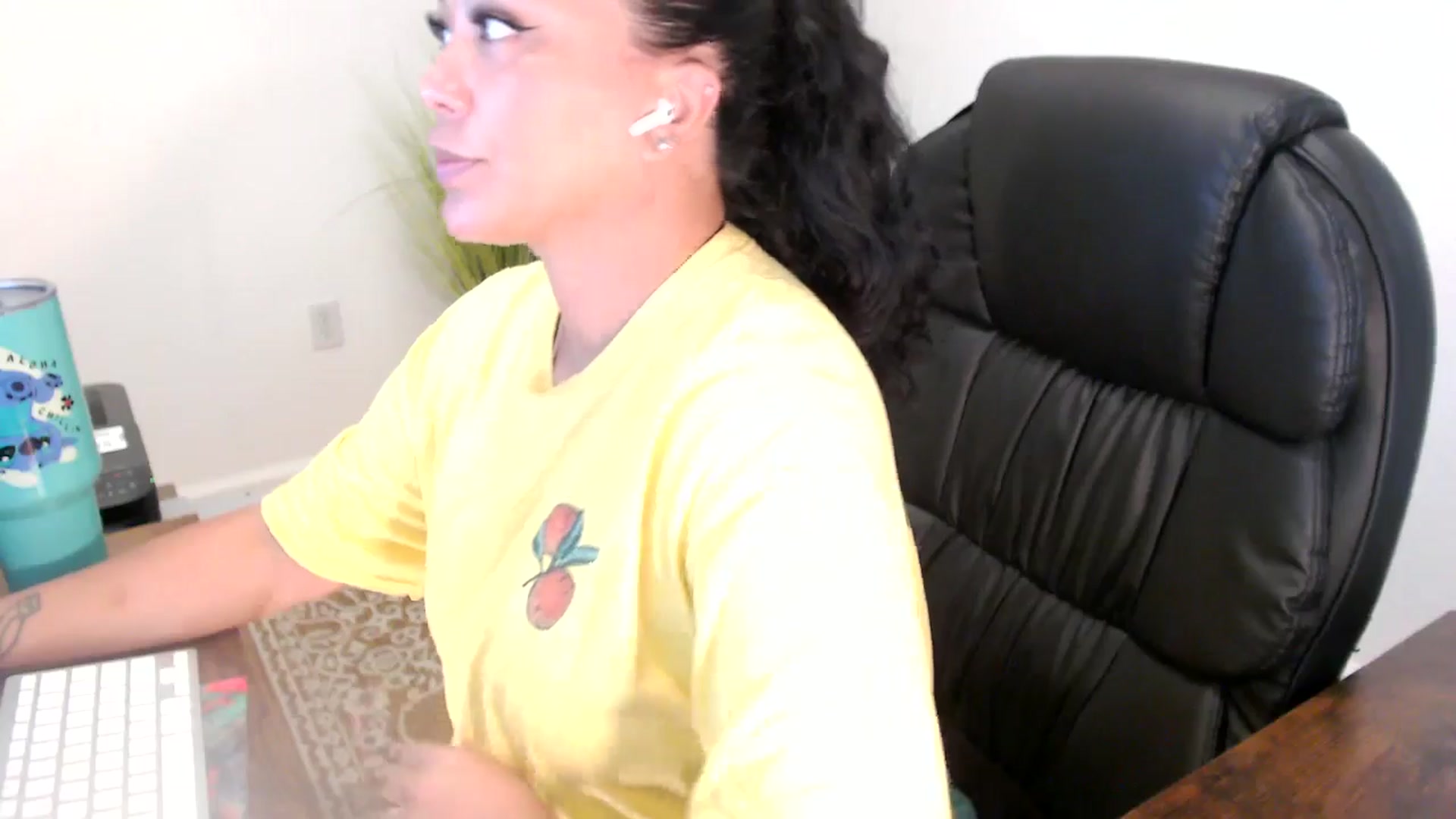 Gallery image thumbnail from MickaylaStar's myfreecams stream on, 06/24/2025, 16:59 image 17 of 20