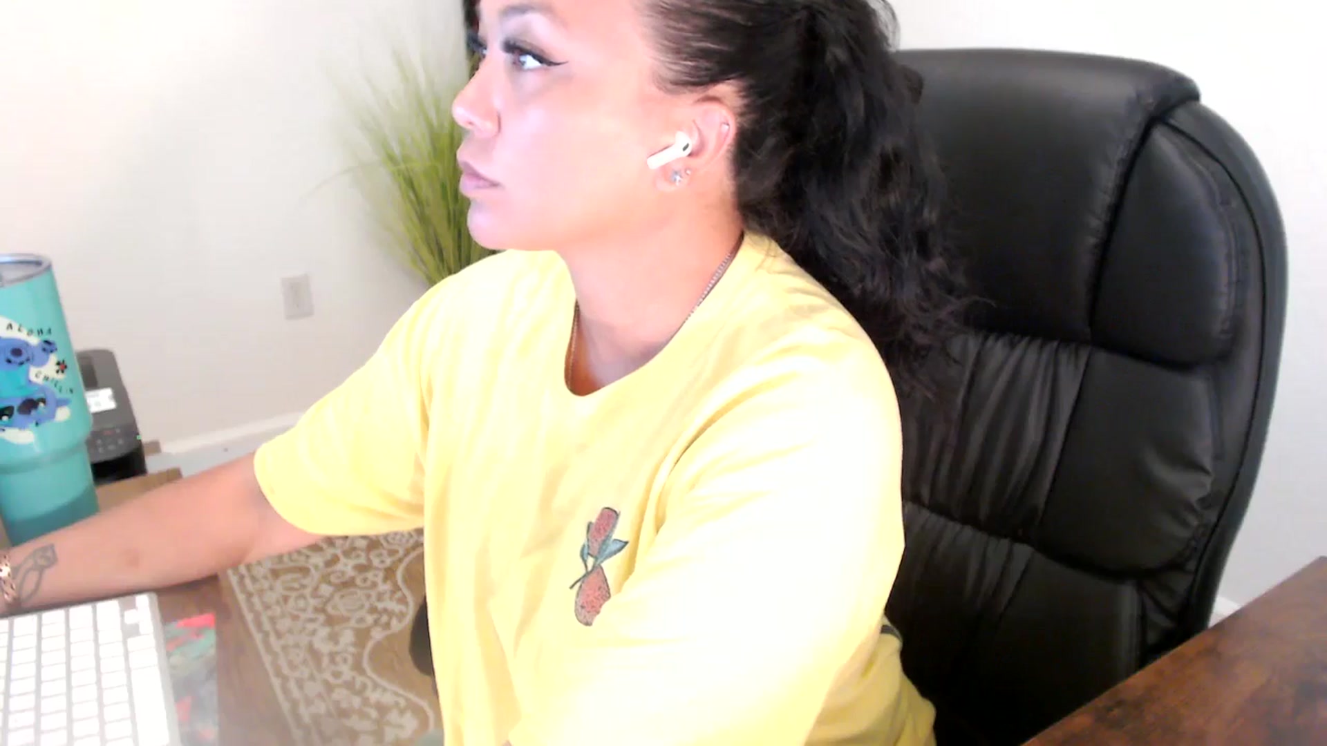 Gallery image thumbnail from MickaylaStar's myfreecams stream on, 06/24/2025, 17:19 image 12 of 20