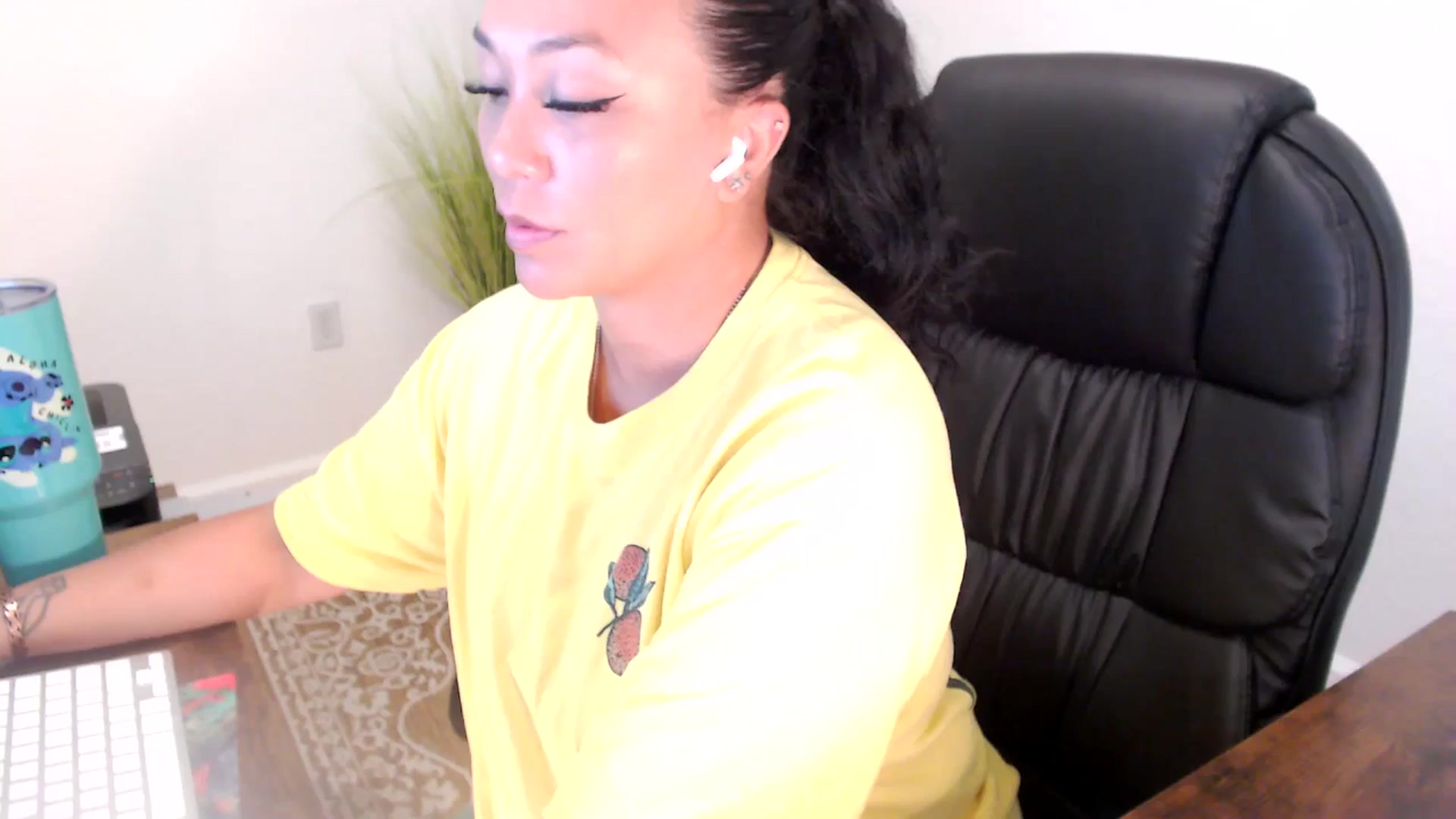 Gallery image thumbnail from MickaylaStar's myfreecams stream on, 06/24/2025, 17:19 image 13 of 20