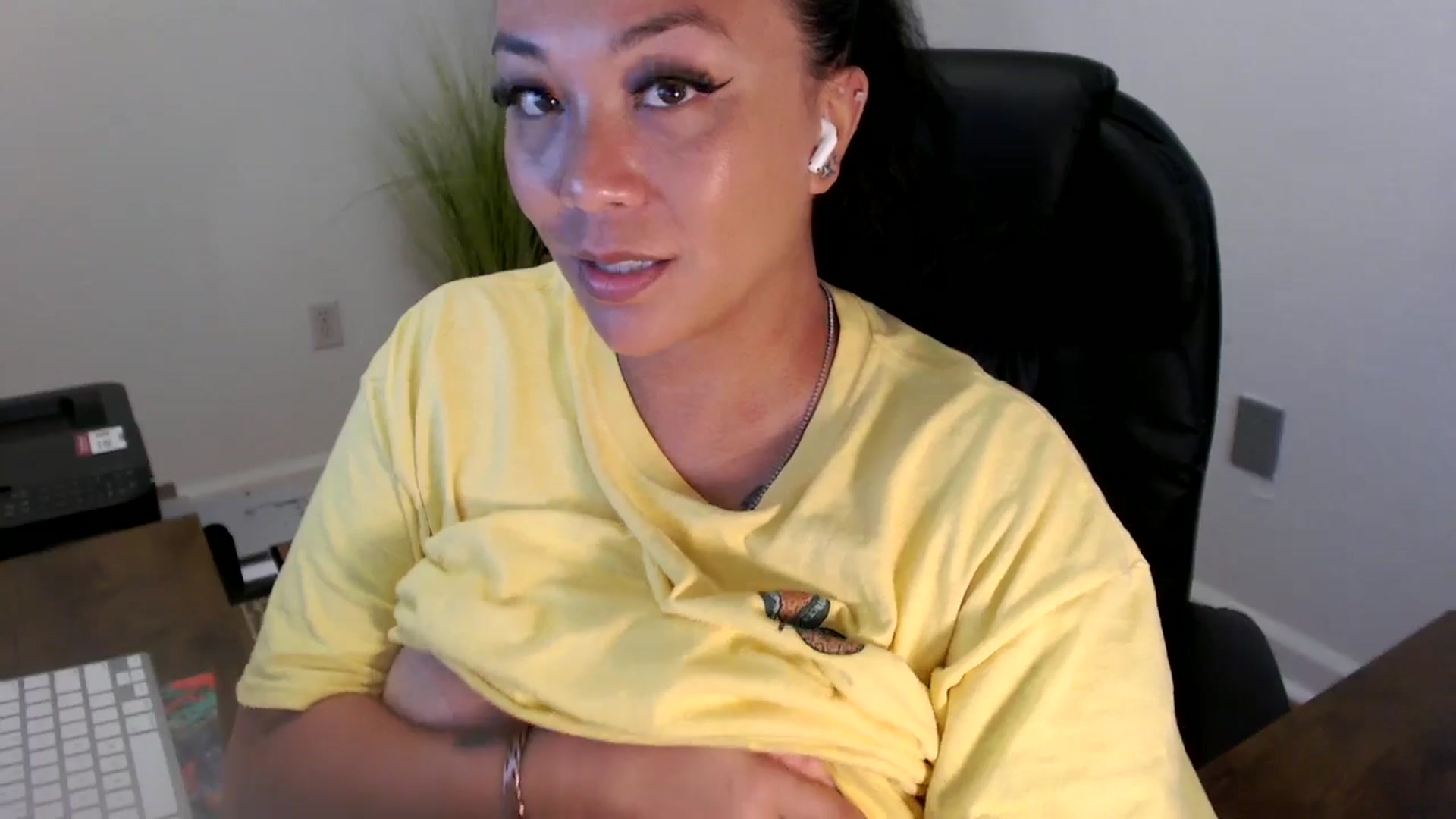 Gallery image thumbnail from MickaylaStar's myfreecams stream on, 06/24/2025, 17:57 image 11 of 20