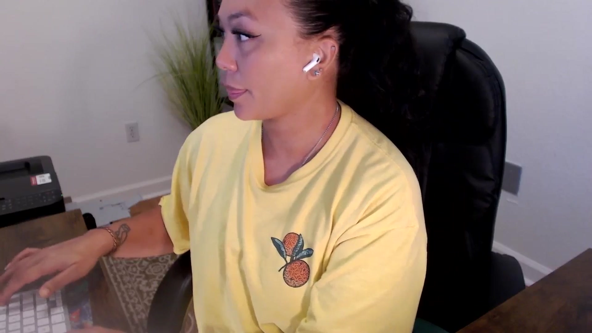 Gallery image thumbnail from MickaylaStar's myfreecams stream on, 06/24/2025, 17:57 image 12 of 20