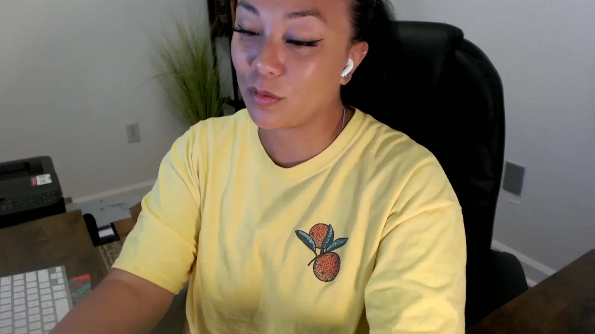 Gallery image thumbnail from MickaylaStar's myfreecams stream on, 06/24/2025, 17:57 image 6 of 20