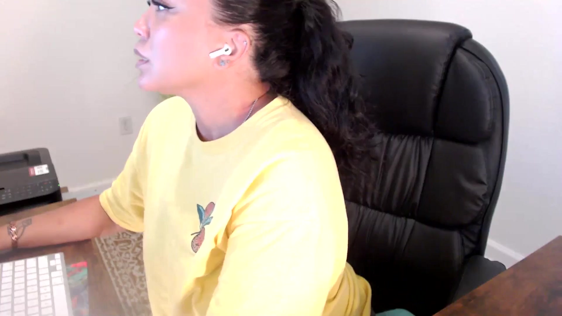 Gallery image thumbnail from MickaylaStar's myfreecams stream on, 06/24/2025, 17:57 image 3 of 20