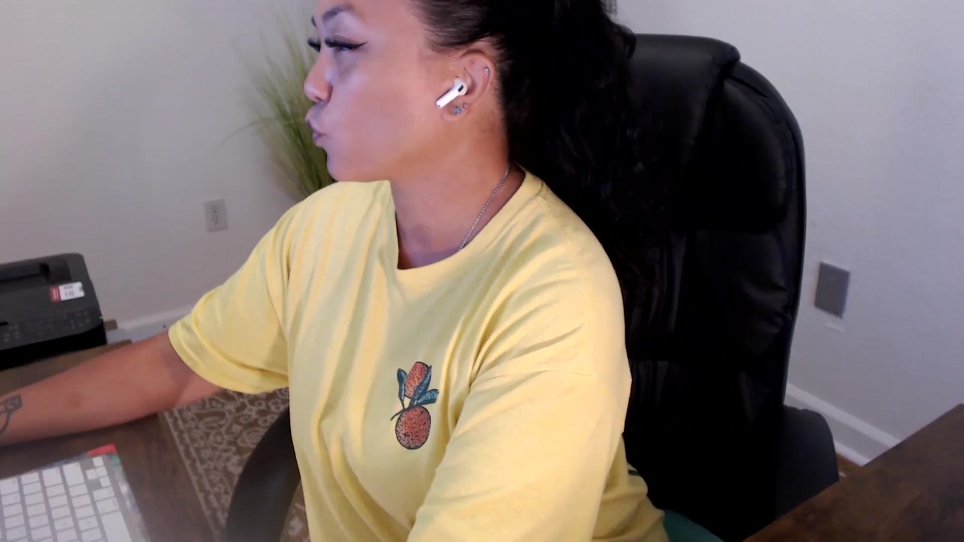 Gallery image thumbnail from MickaylaStar's myfreecams stream on, 06/24/2025, 18:45 image 3 of 20