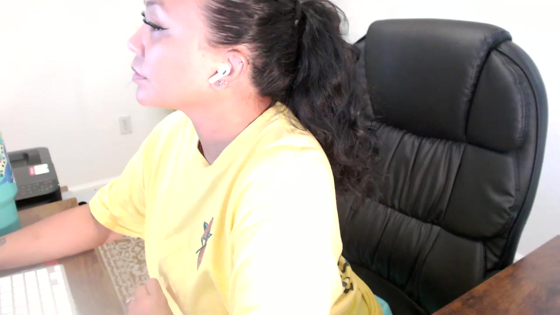 Gallery image thumbnail from MickaylaStar's myfreecams stream on, 06/24/2025, 19:10 image 16 of 20