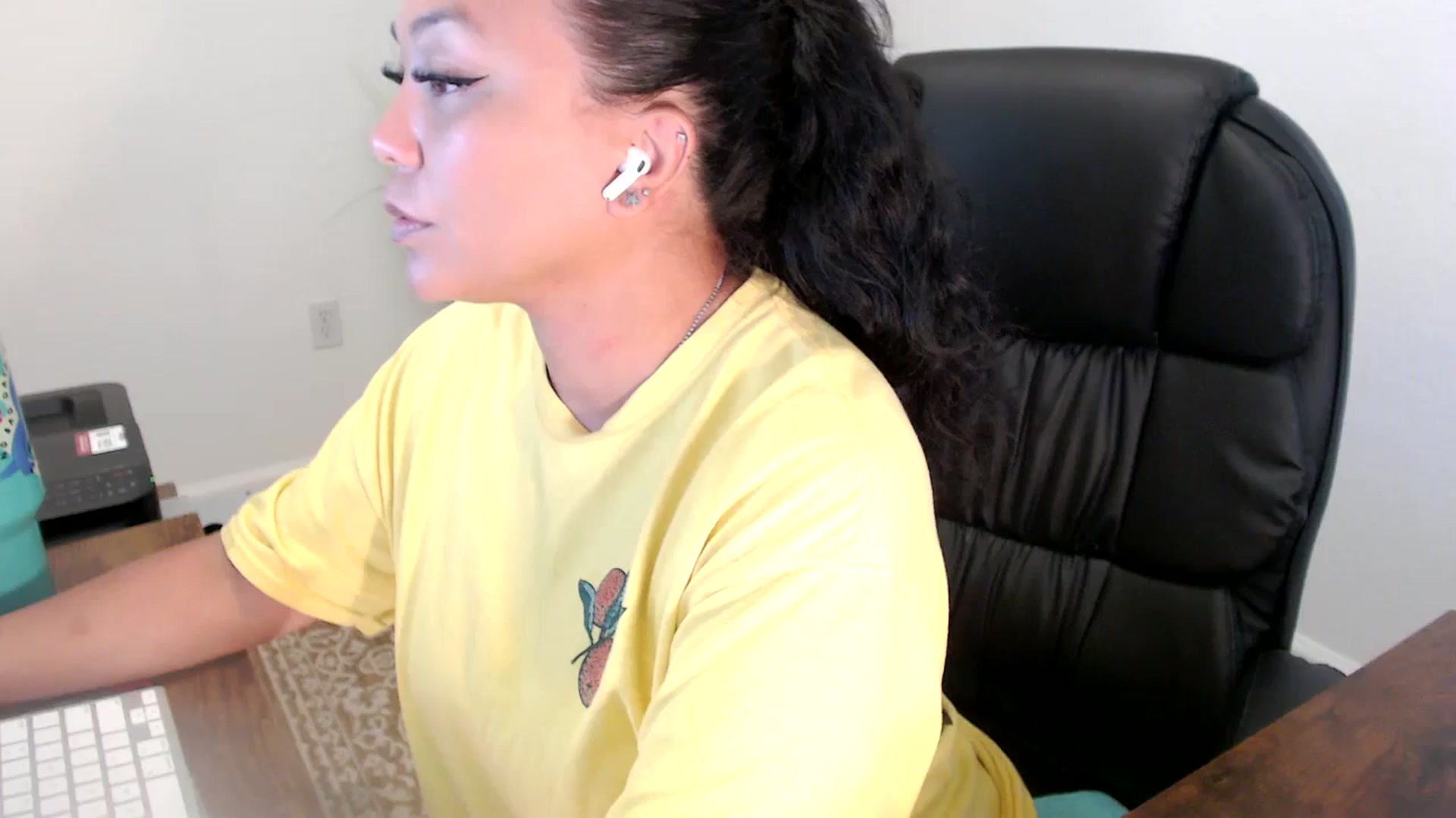 Gallery image thumbnail from MickaylaStar's myfreecams stream on, 06/24/2025, 19:10 image 15 of 20