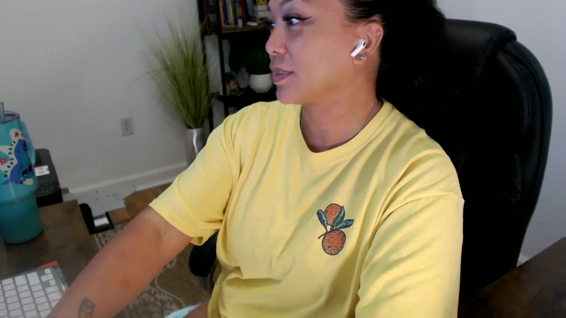 Gallery image thumbnail from MickaylaStar's myfreecams stream on, 06/24/2025, 19:10 image 1 of 20