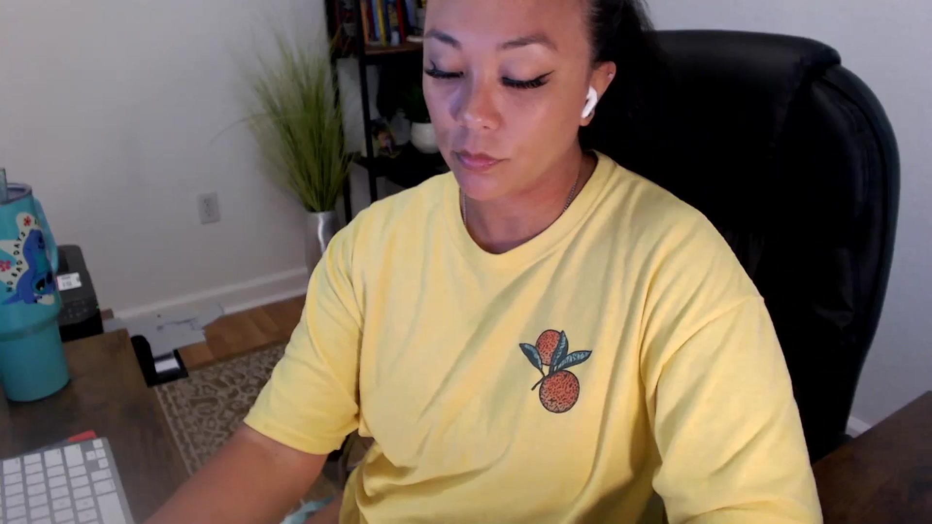 Gallery image thumbnail from MickaylaStar's myfreecams stream on, 06/24/2025, 19:10 image 7 of 20