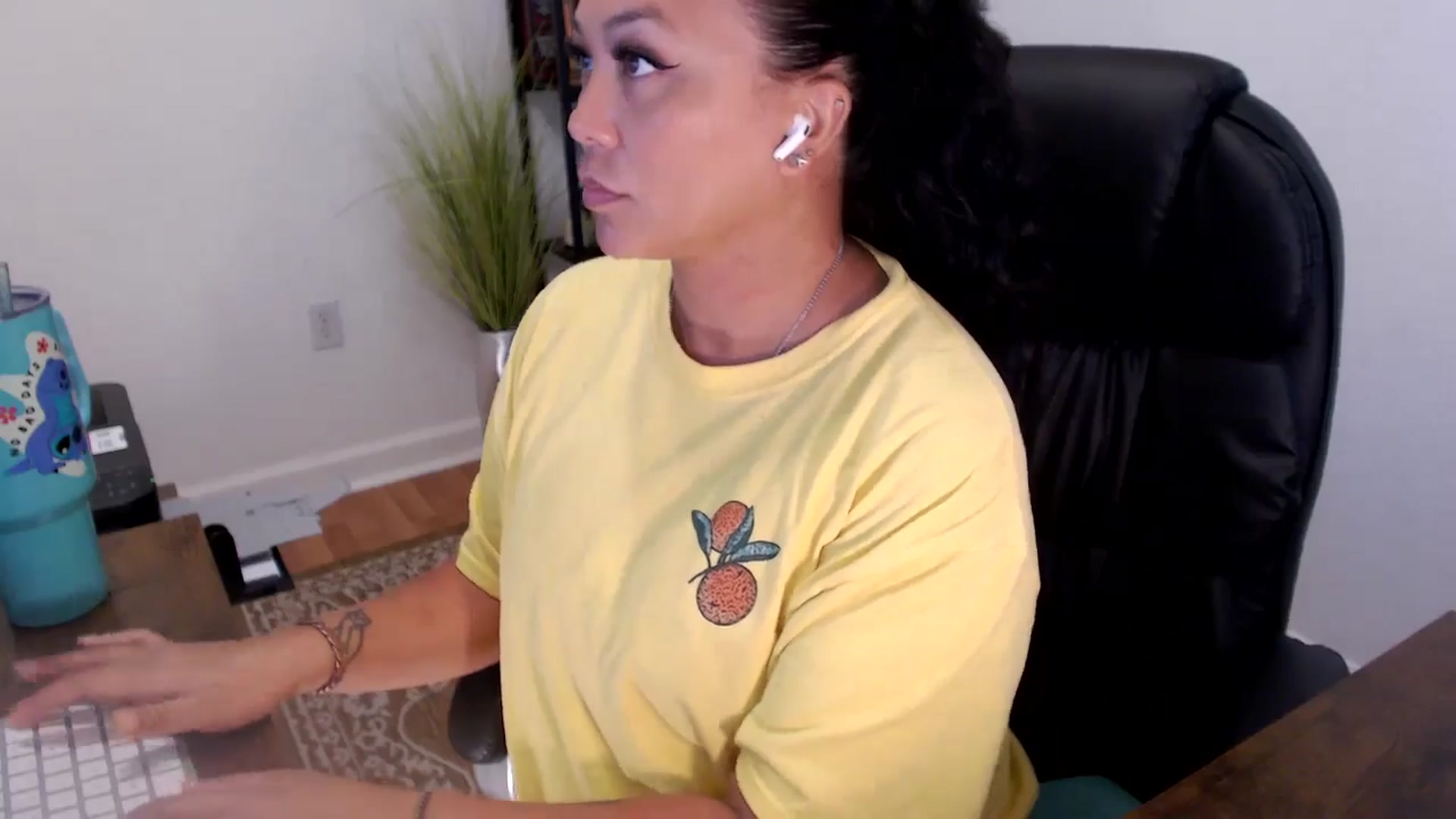 Gallery image thumbnail from MickaylaStar's myfreecams stream on, 06/24/2025, 19:10 image 4 of 20