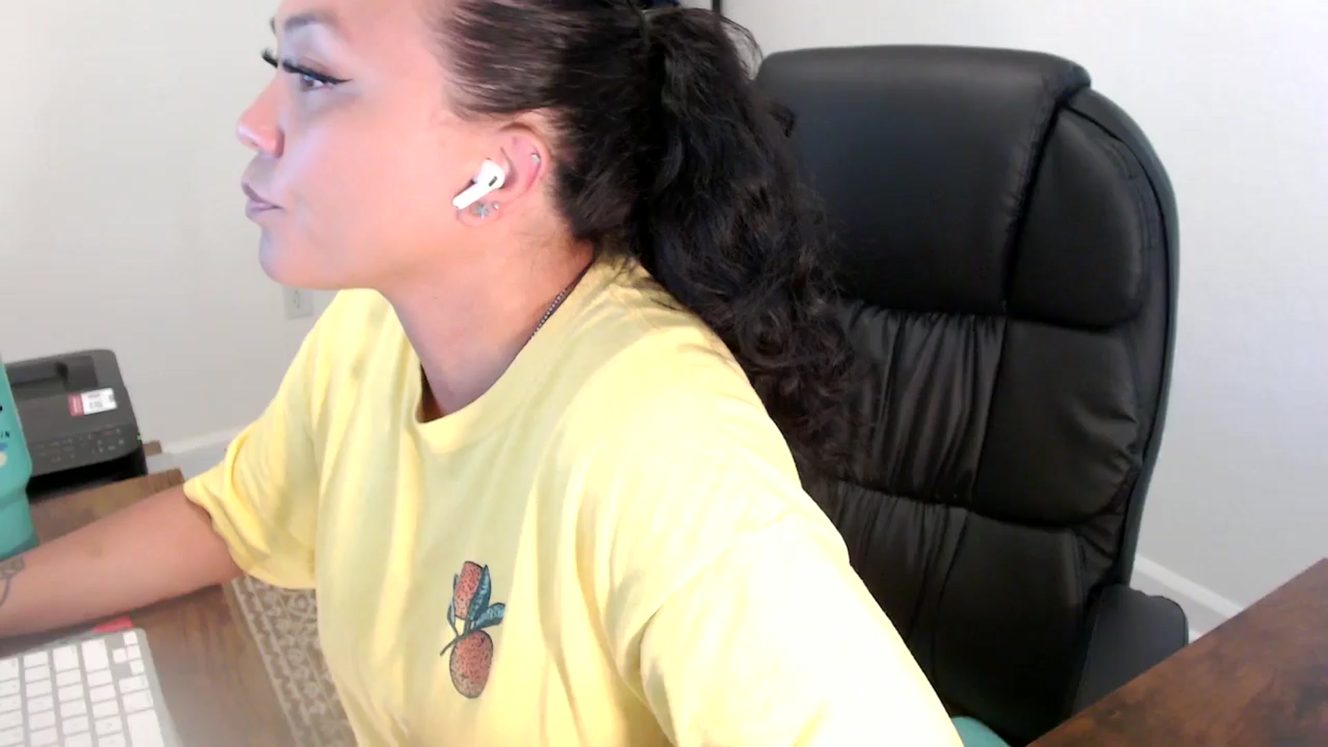 Gallery image thumbnail from MickaylaStar's myfreecams stream on, 06/24/2025, 19:31 image 7 of 20