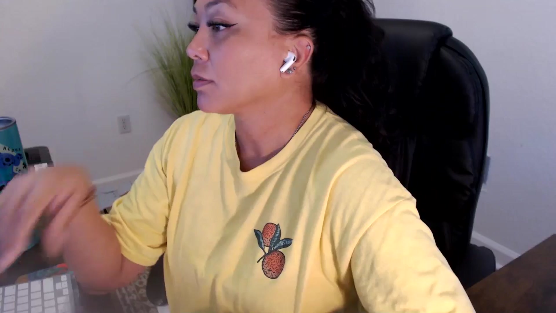 Gallery image thumbnail from MickaylaStar's myfreecams stream on, 06/24/2025, 19:31 image 20 of 20