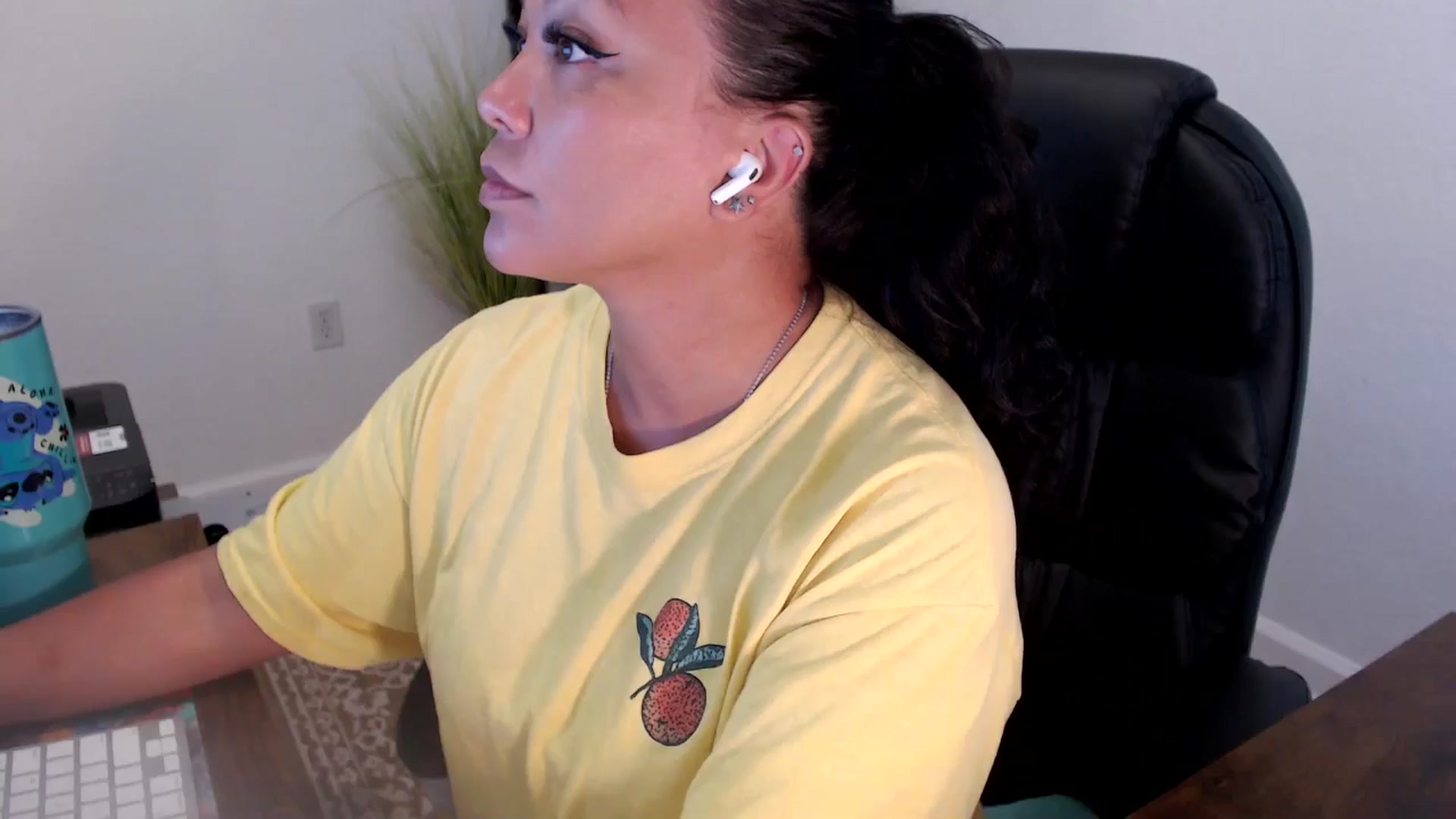 Gallery image thumbnail from MickaylaStar's myfreecams stream on, 06/24/2025, 19:31 image 18 of 20