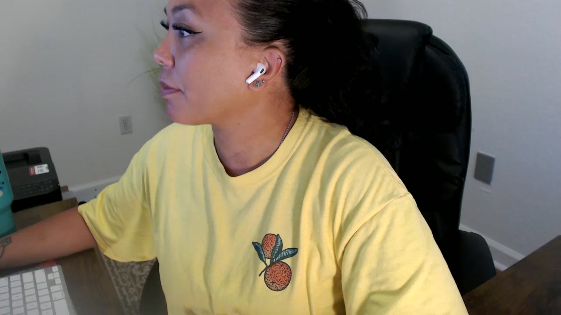 Gallery image thumbnail from MickaylaStar's myfreecams stream on, 06/24/2025, 19:31 image 6 of 20