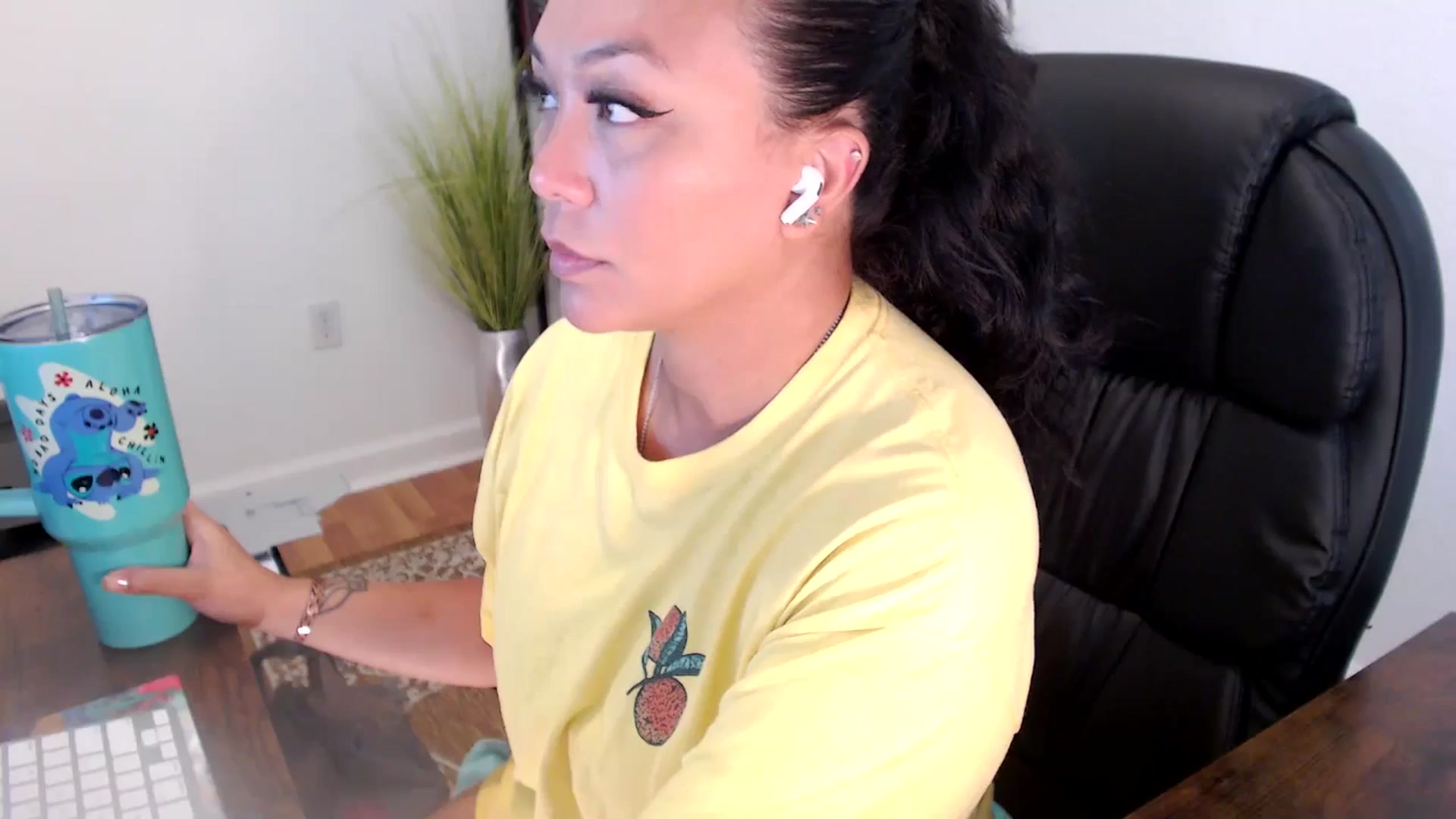 Gallery image thumbnail from MickaylaStar's myfreecams stream on, 06/24/2025, 19:51 image 9 of 20