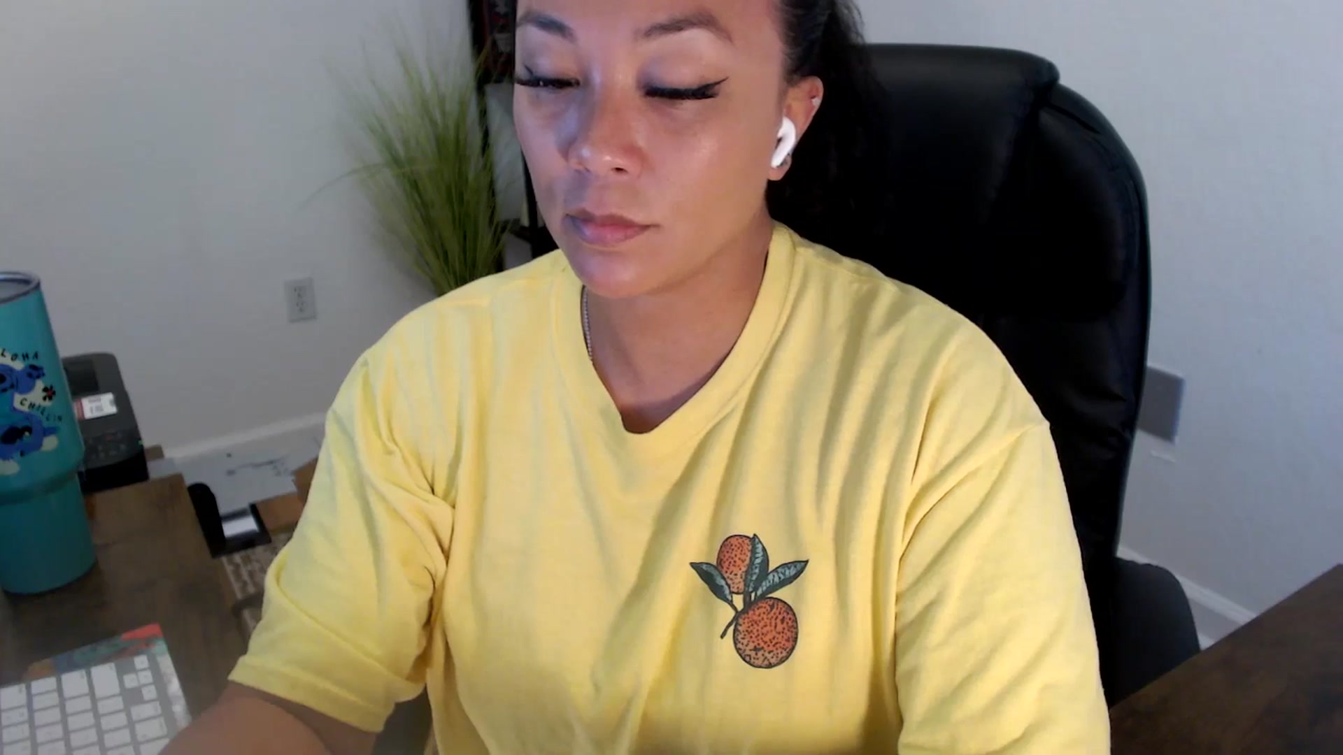 Gallery image thumbnail from MickaylaStar's myfreecams stream on, 06/24/2025, 19:51 image 19 of 20