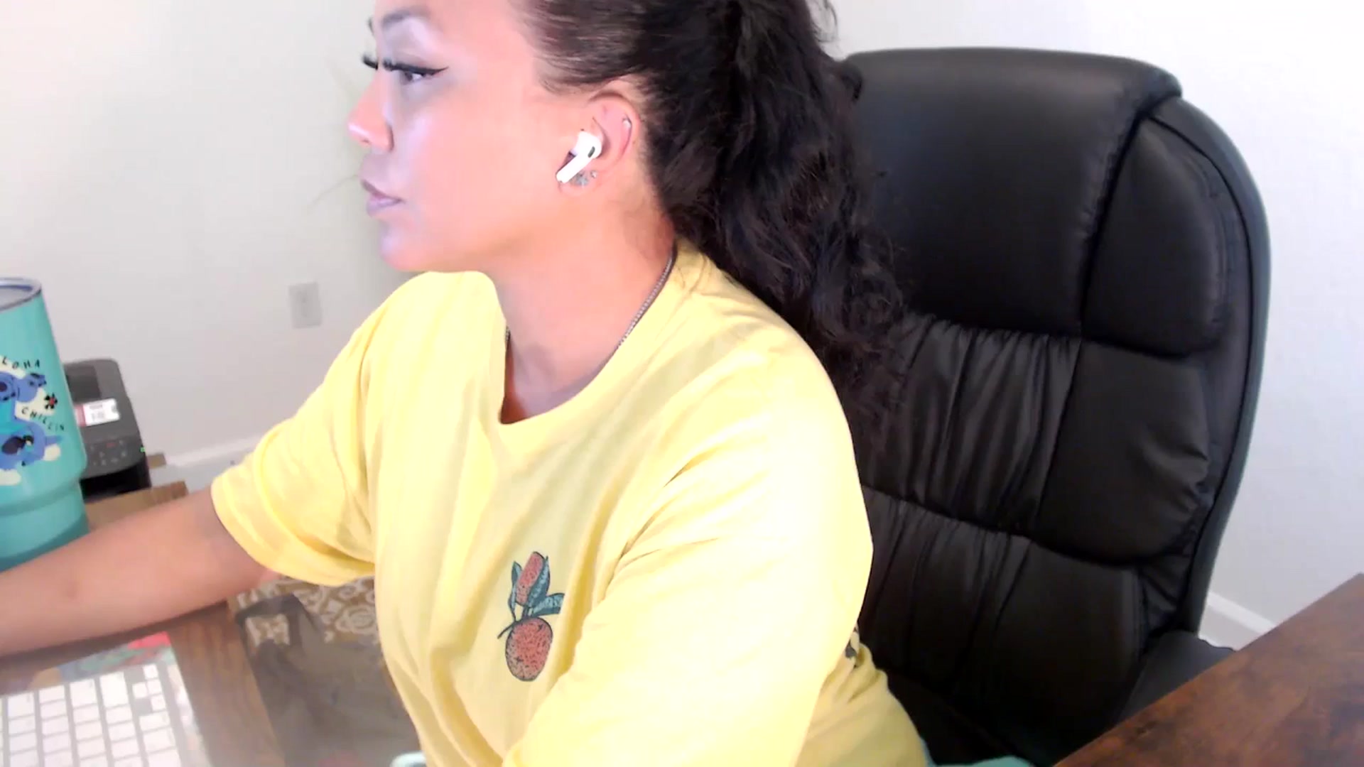 Gallery image thumbnail from MickaylaStar's myfreecams stream on, 06/24/2025, 19:51 image 12 of 20