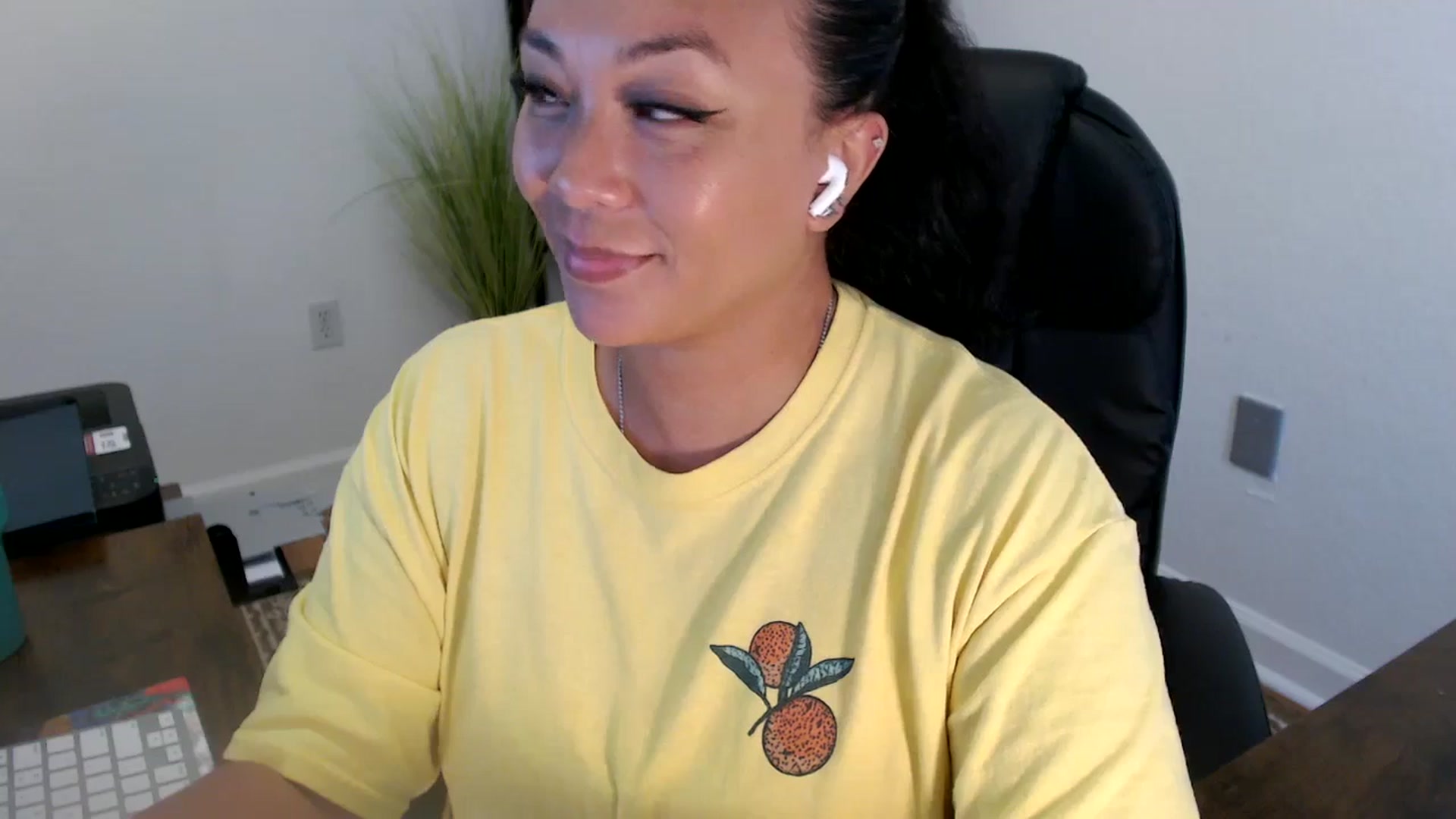 Gallery image thumbnail from MickaylaStar's myfreecams stream on, 06/24/2025, 20:25 image 4 of 20