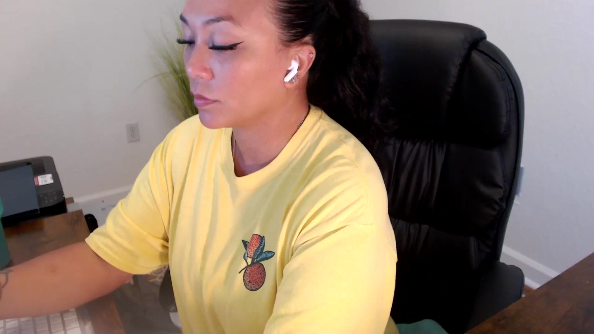 Gallery image thumbnail from MickaylaStar's myfreecams stream on, 06/24/2025, 20:25 image 5 of 20